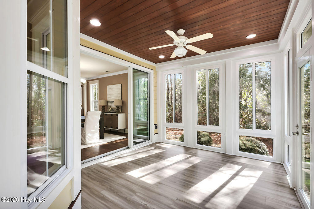 100548295 | Photo 23