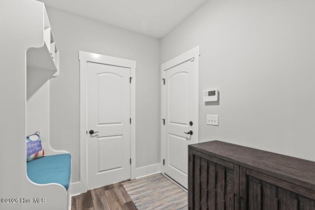 100569844 | Photo 51