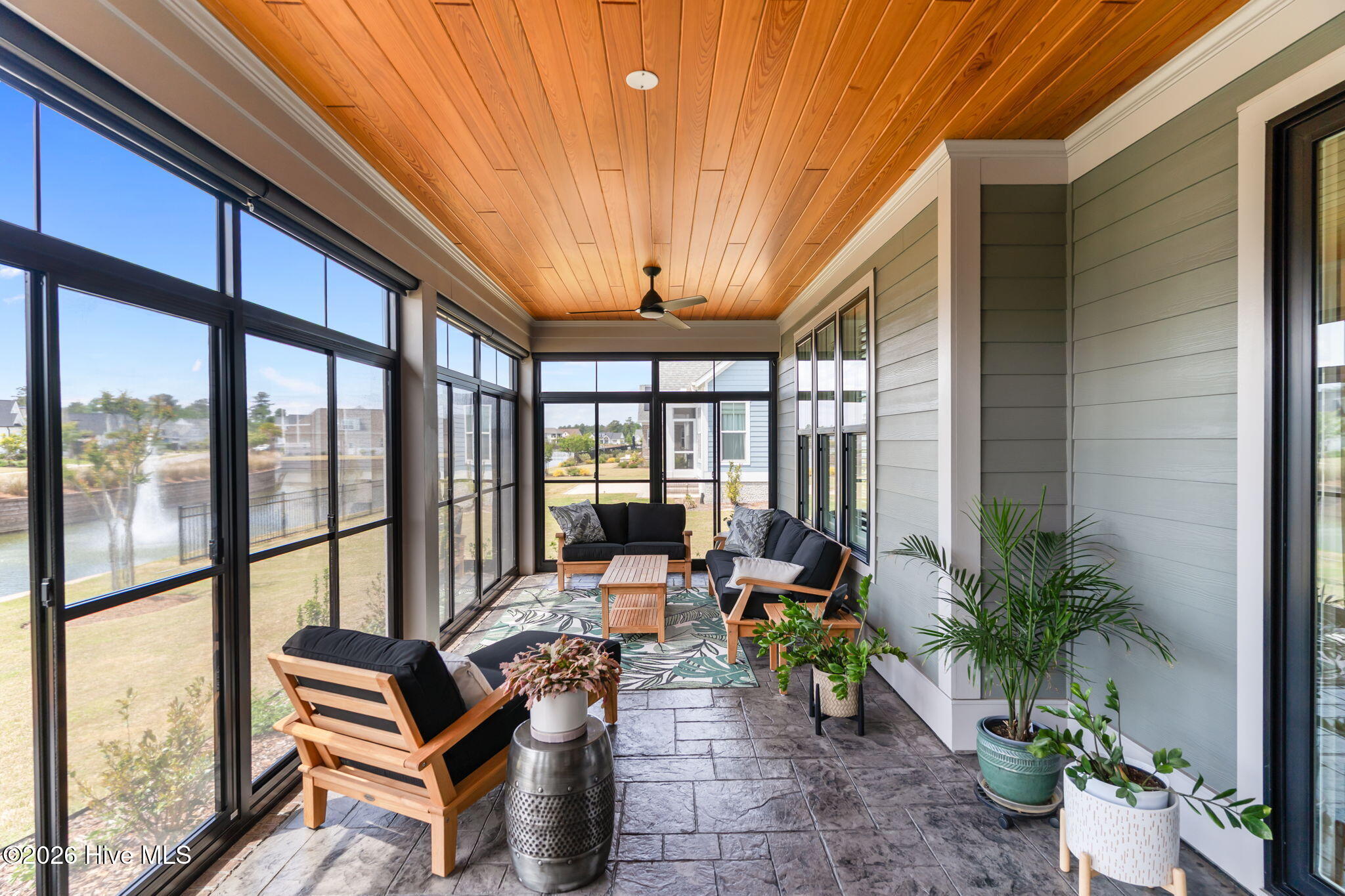 100568517 | Photo 16