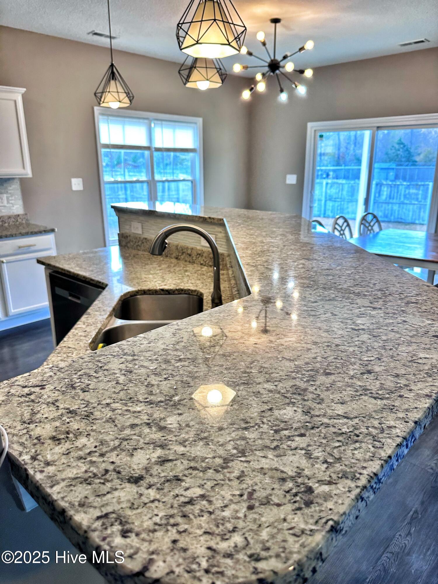 100545917 | Photo 11