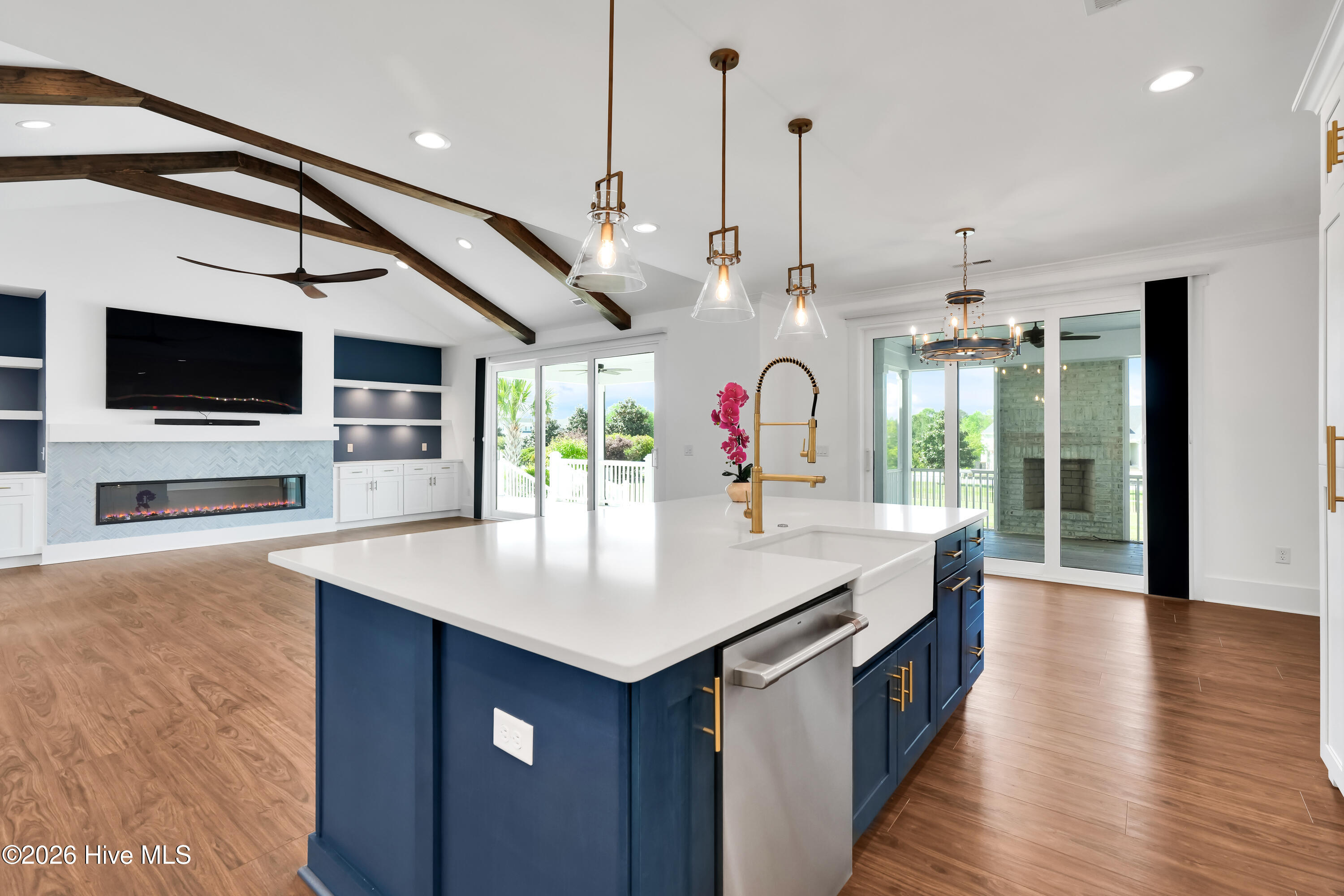 100567914 | Photo 18