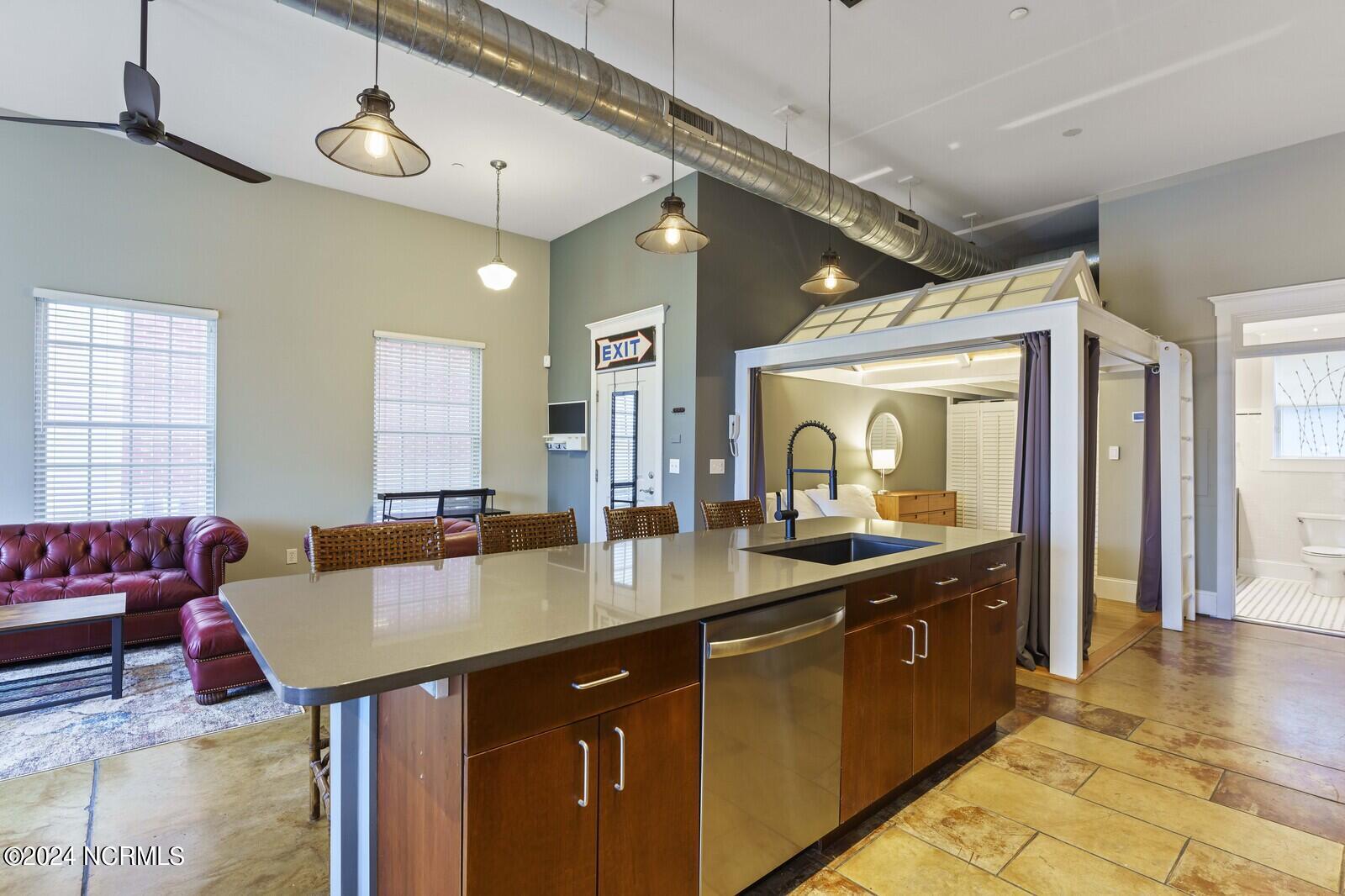 100512715 | Photo 12