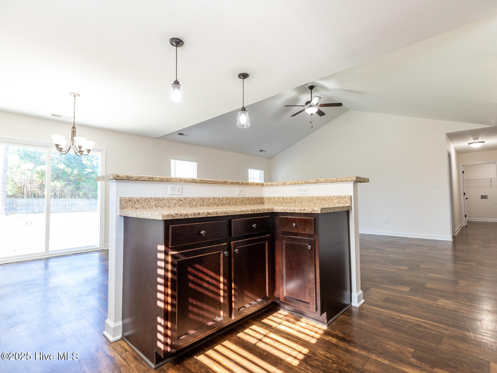 100539425 | Photo 11