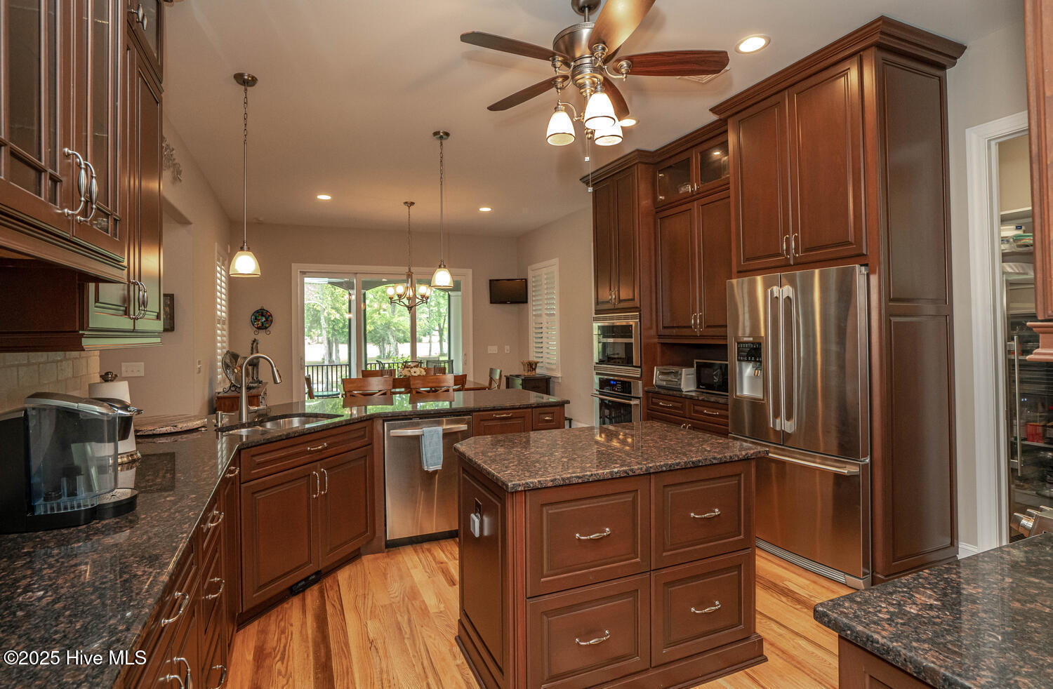 100558070 | Photo 17