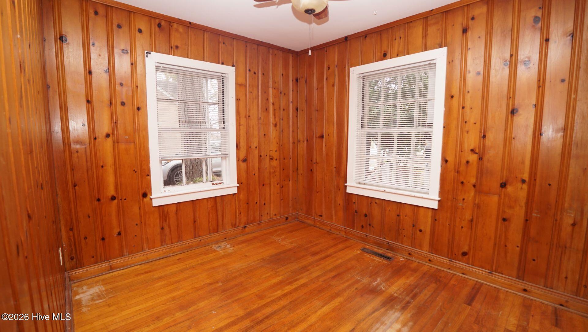 100547653 | Photo 33