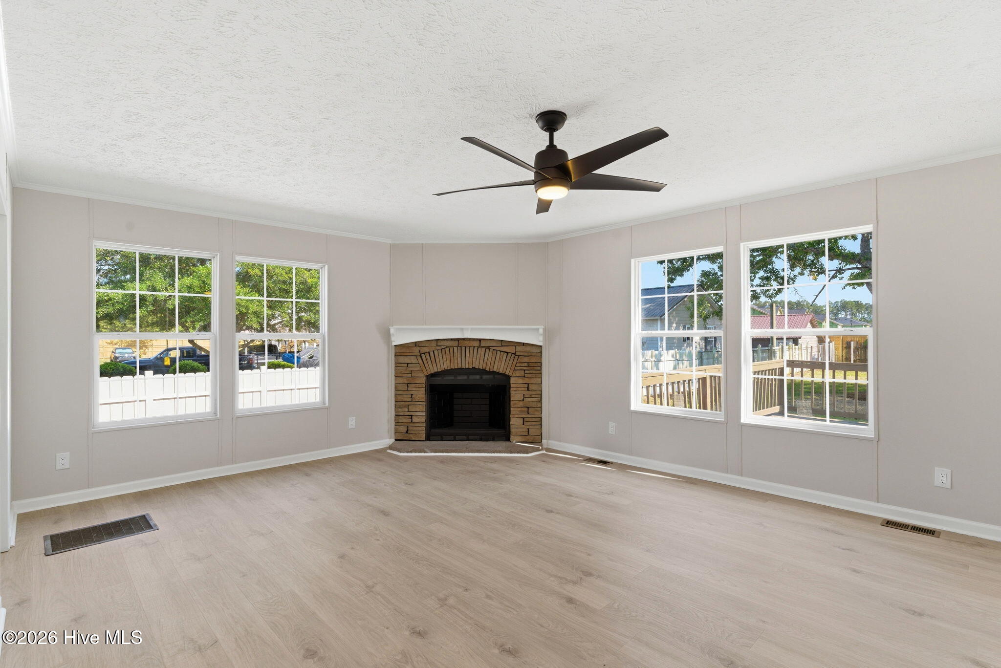 100569540 | Photo 16