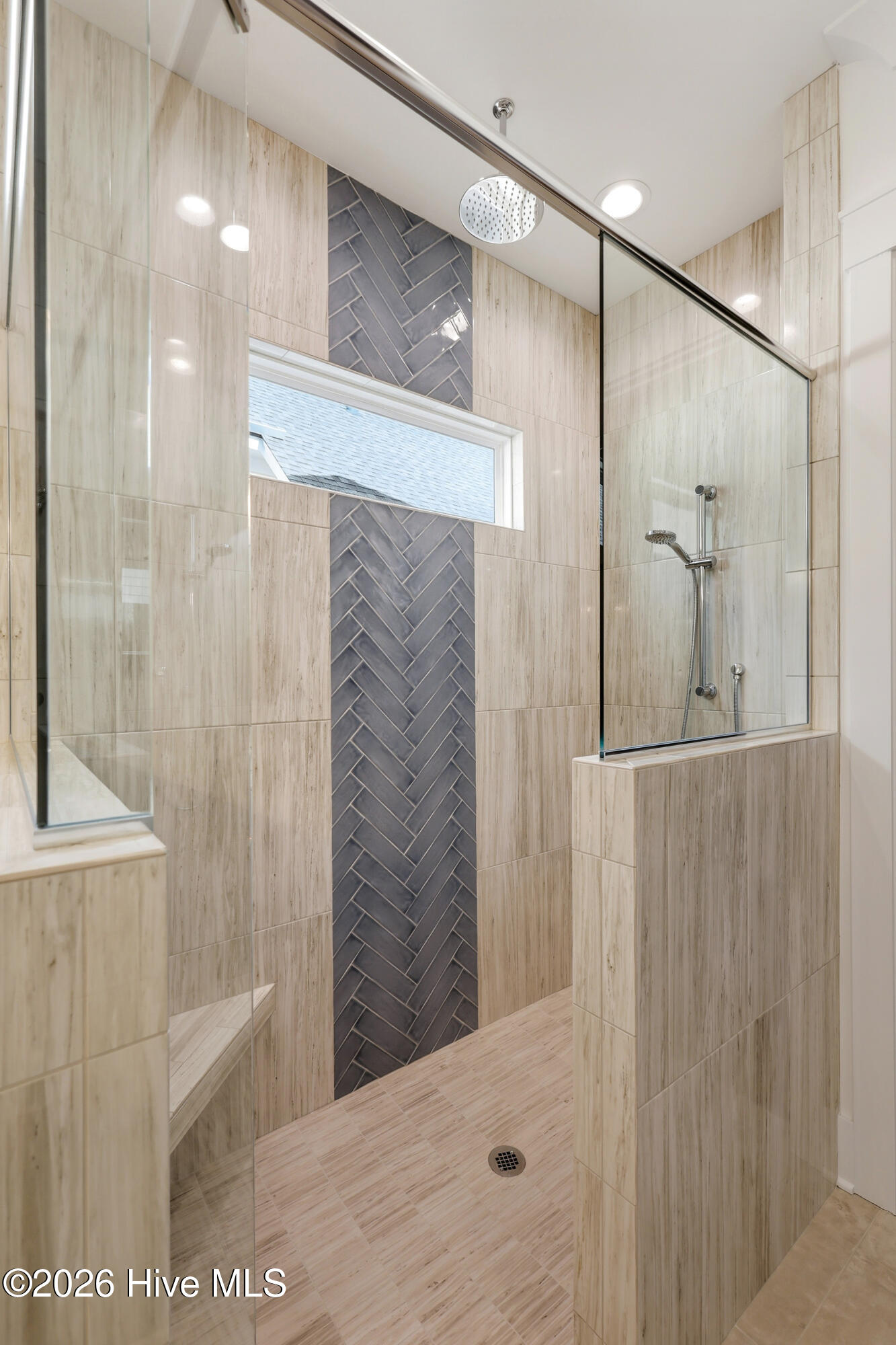 100558657 | Photo 36