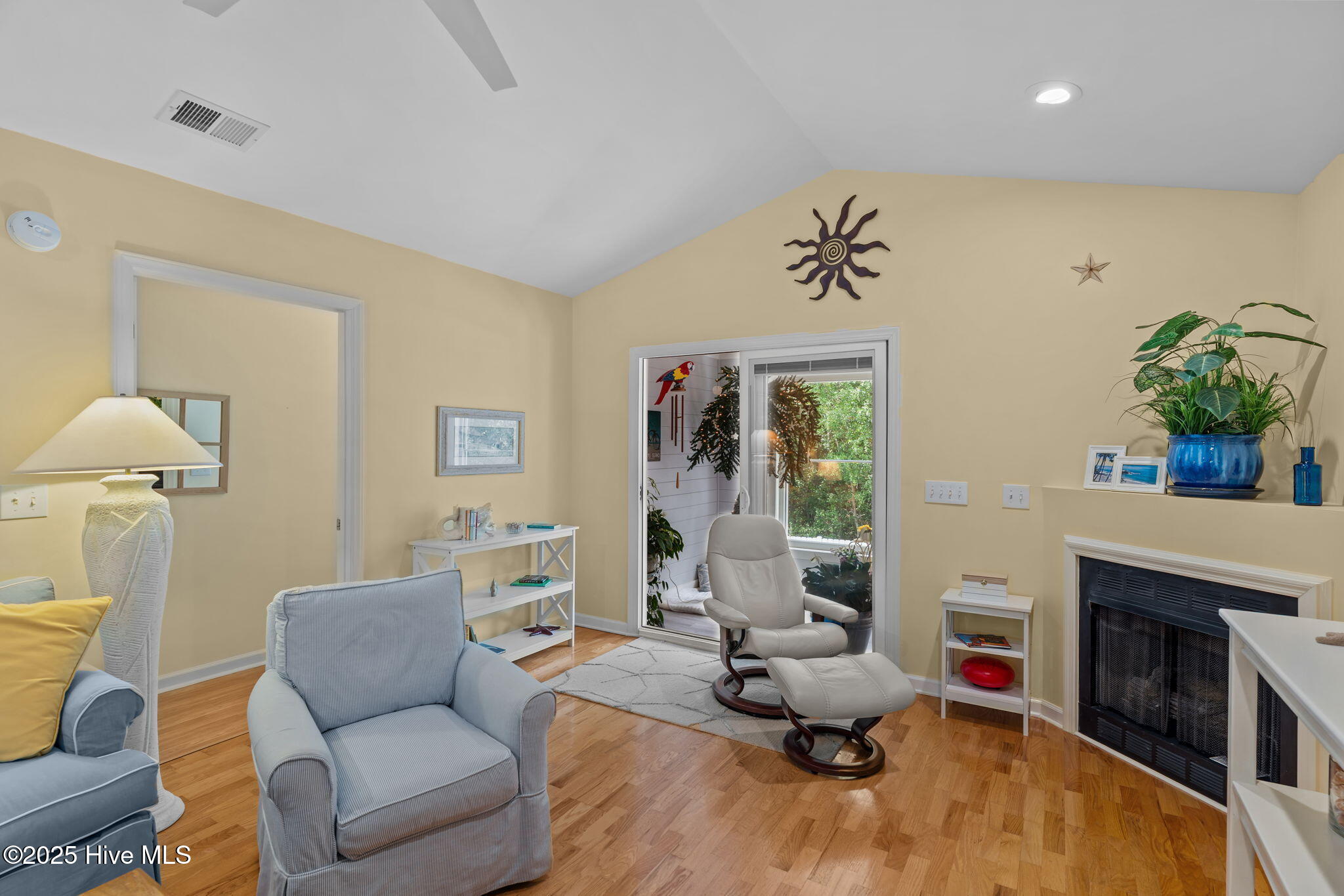 100521042 | Photo 37