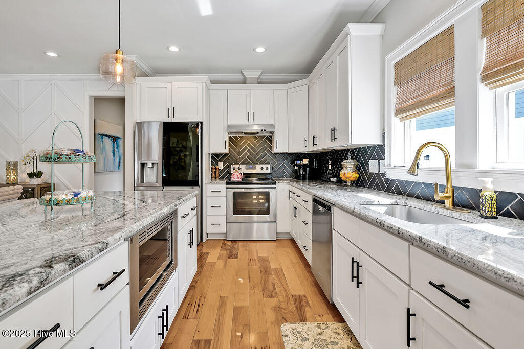 100518744 | Photo 15