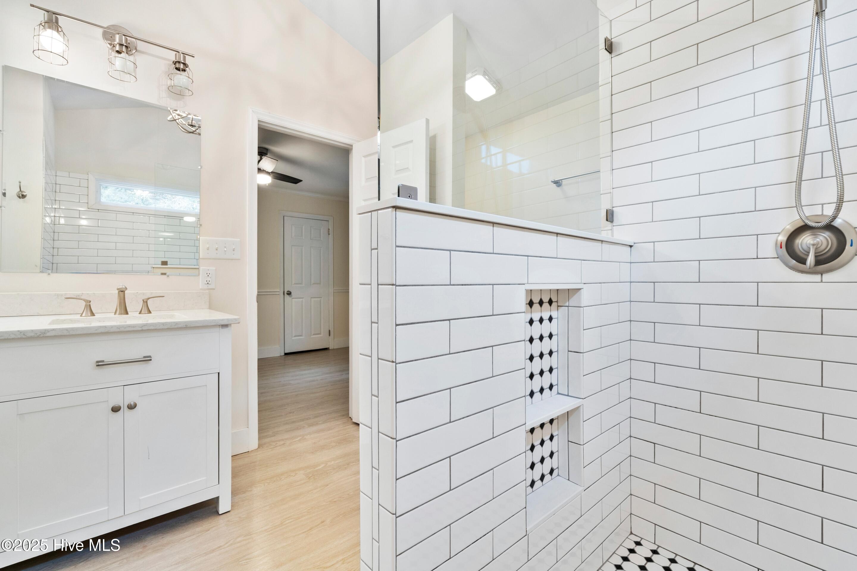 100542682 | Photo 24