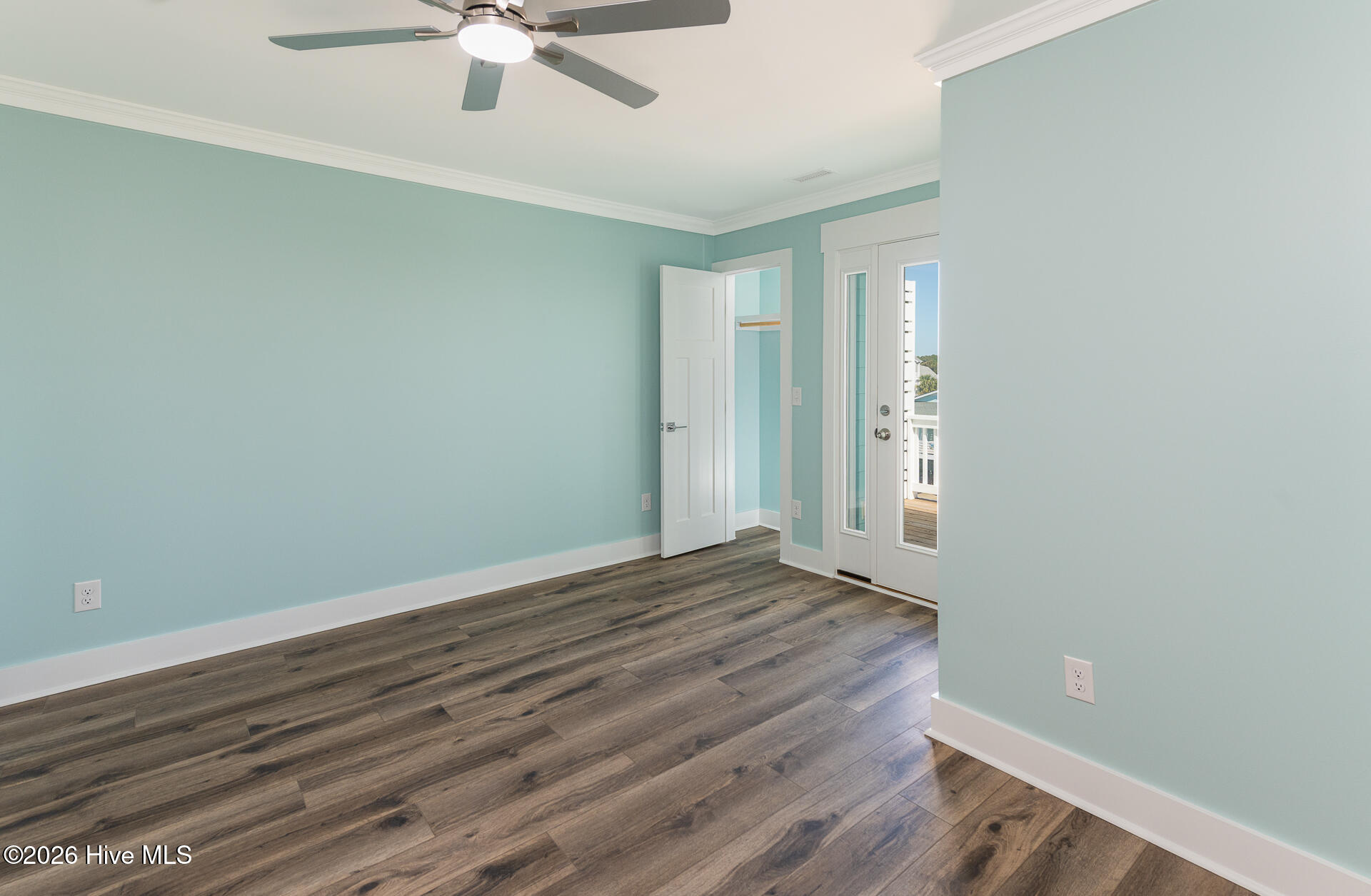 100568096 | Photo 42