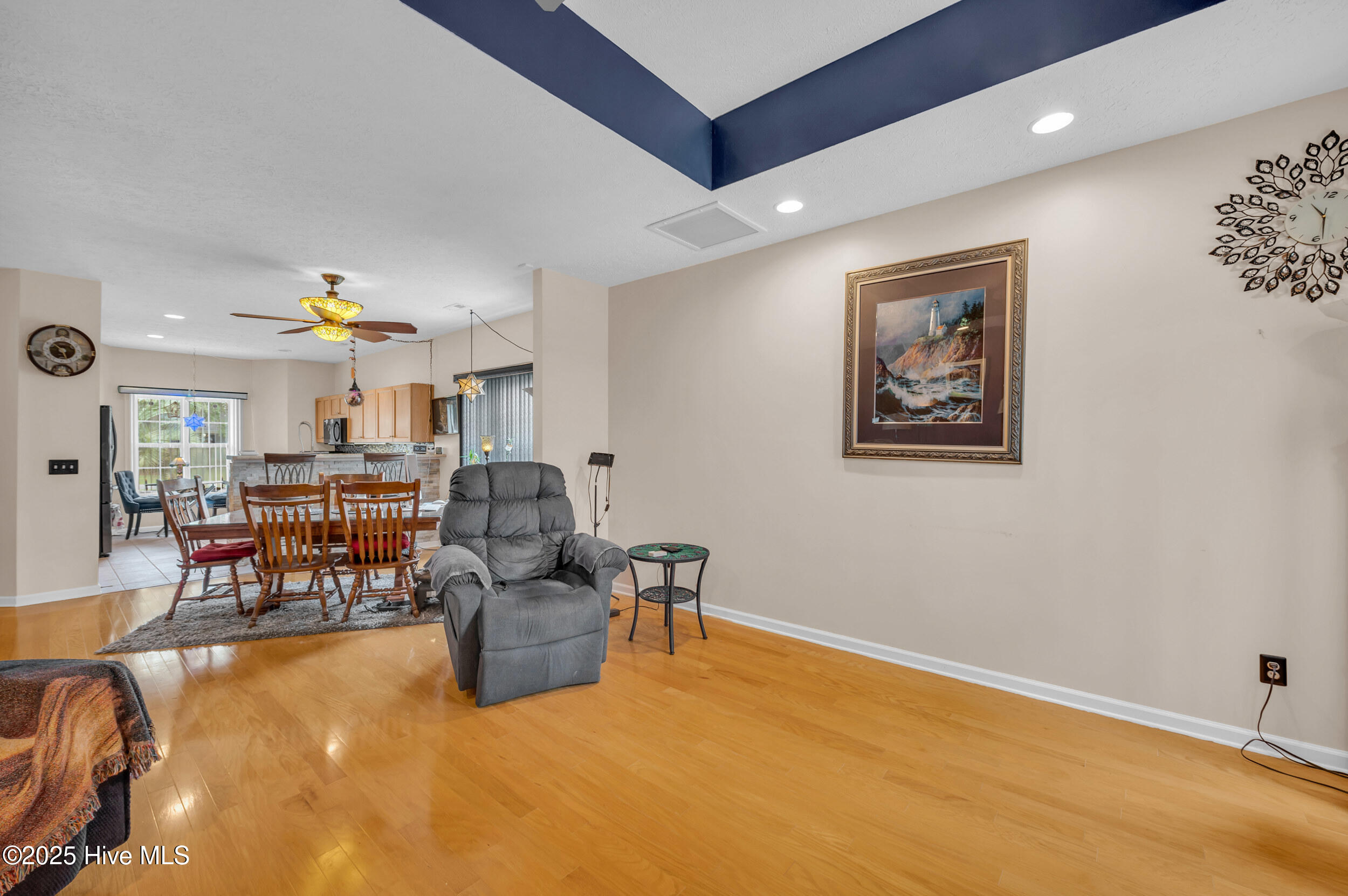 100527690 | Photo 13