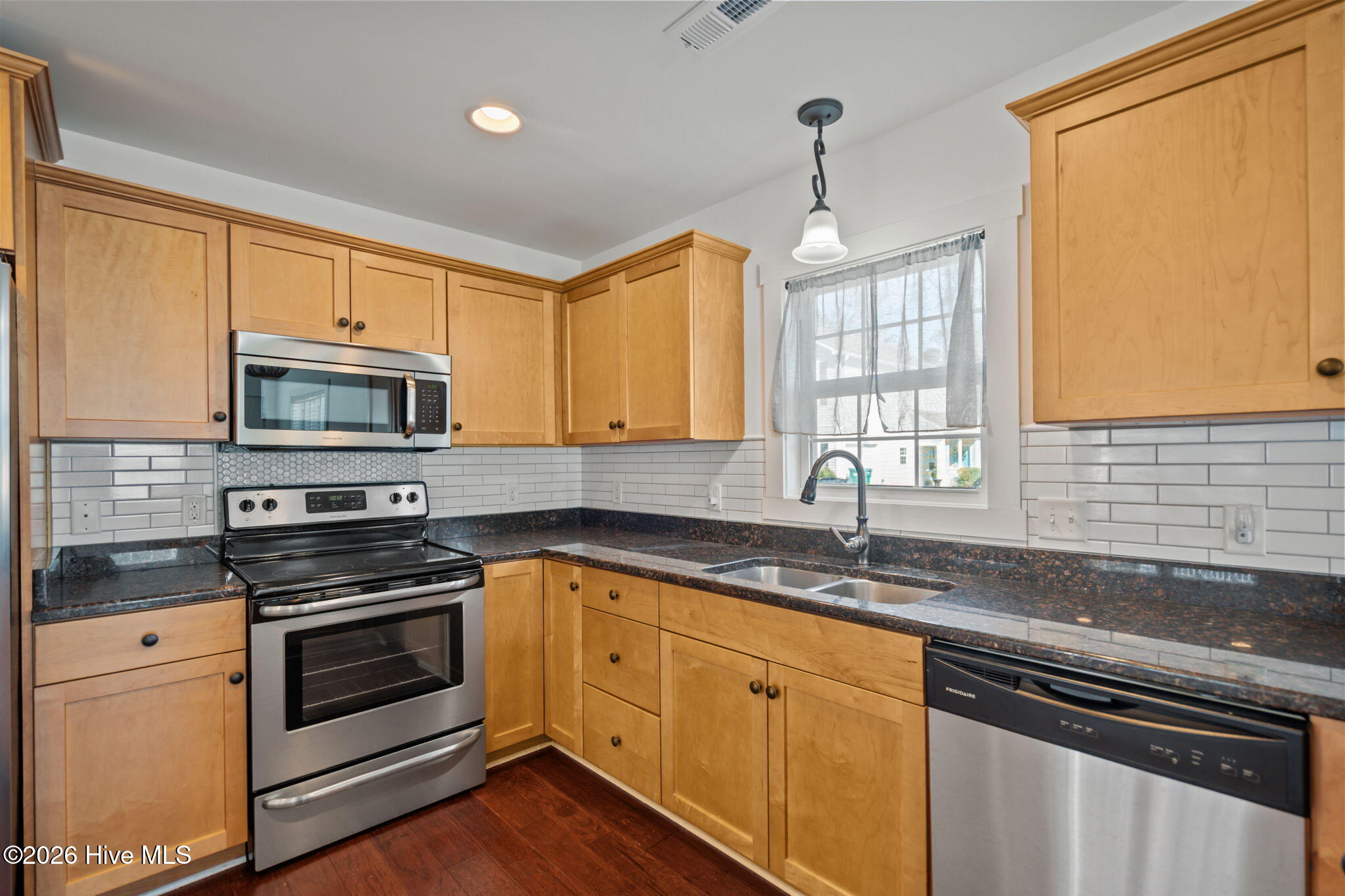 100559197 | Photo 26