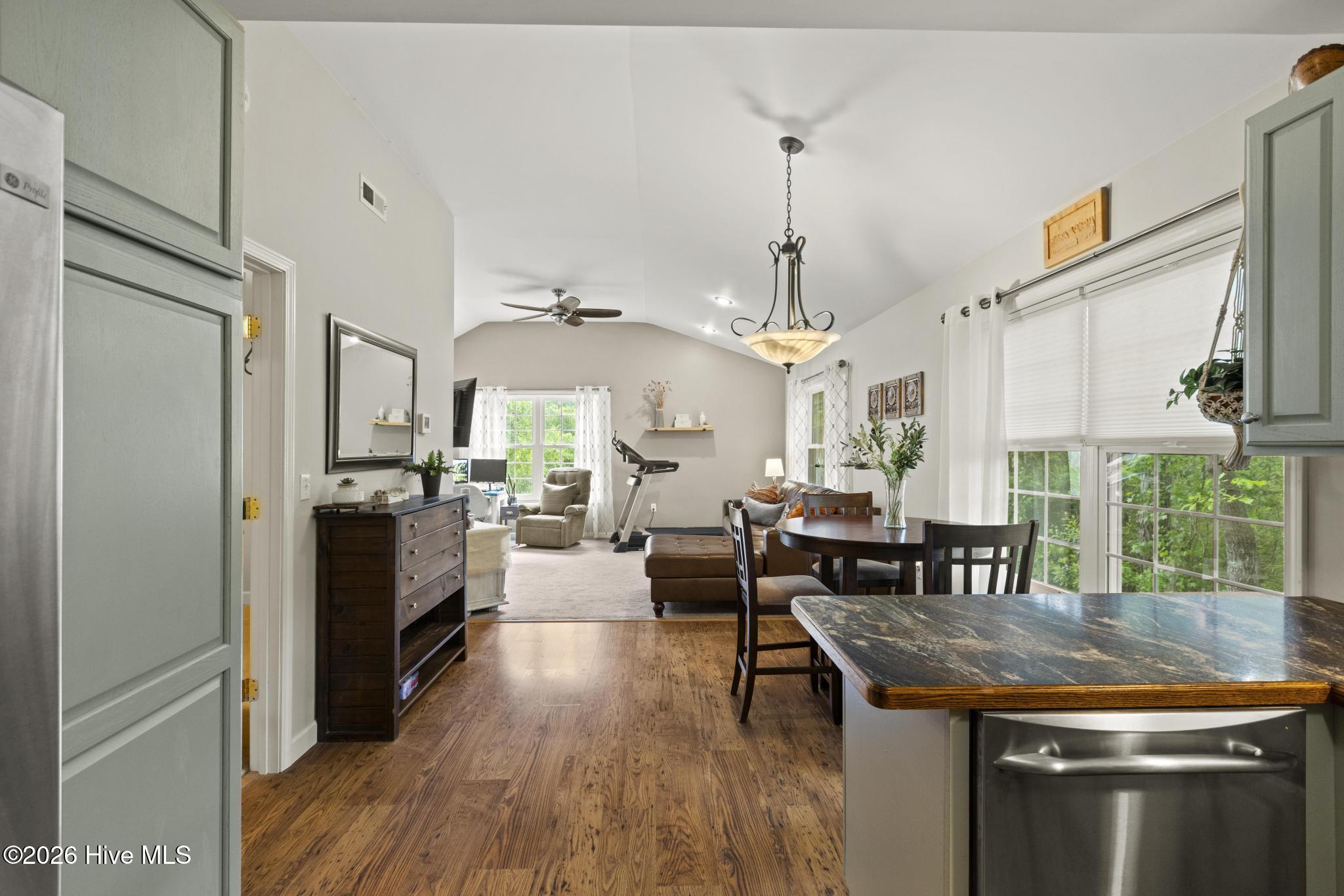 100569223 | Photo 40