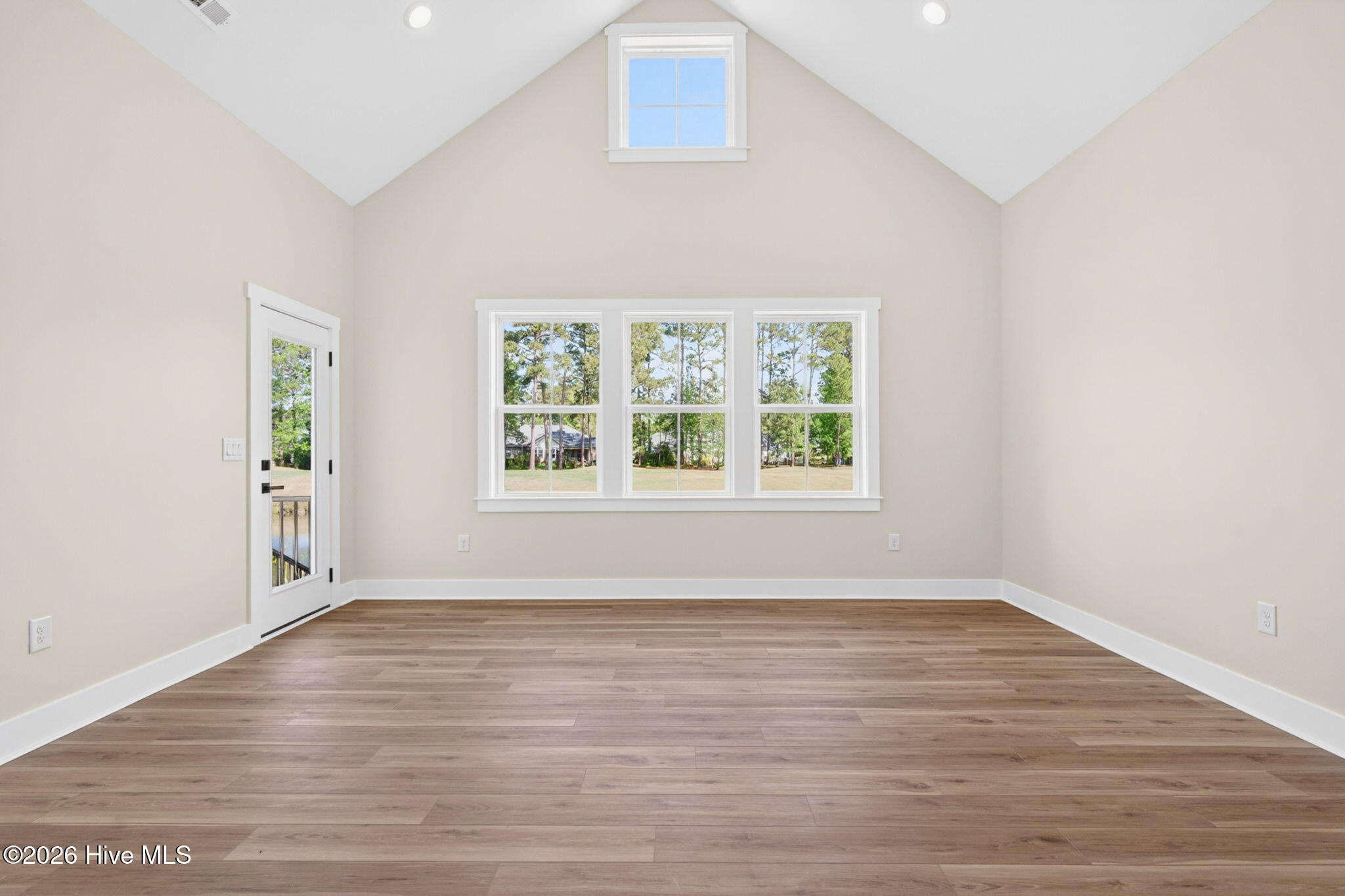 100568512 | Photo 31