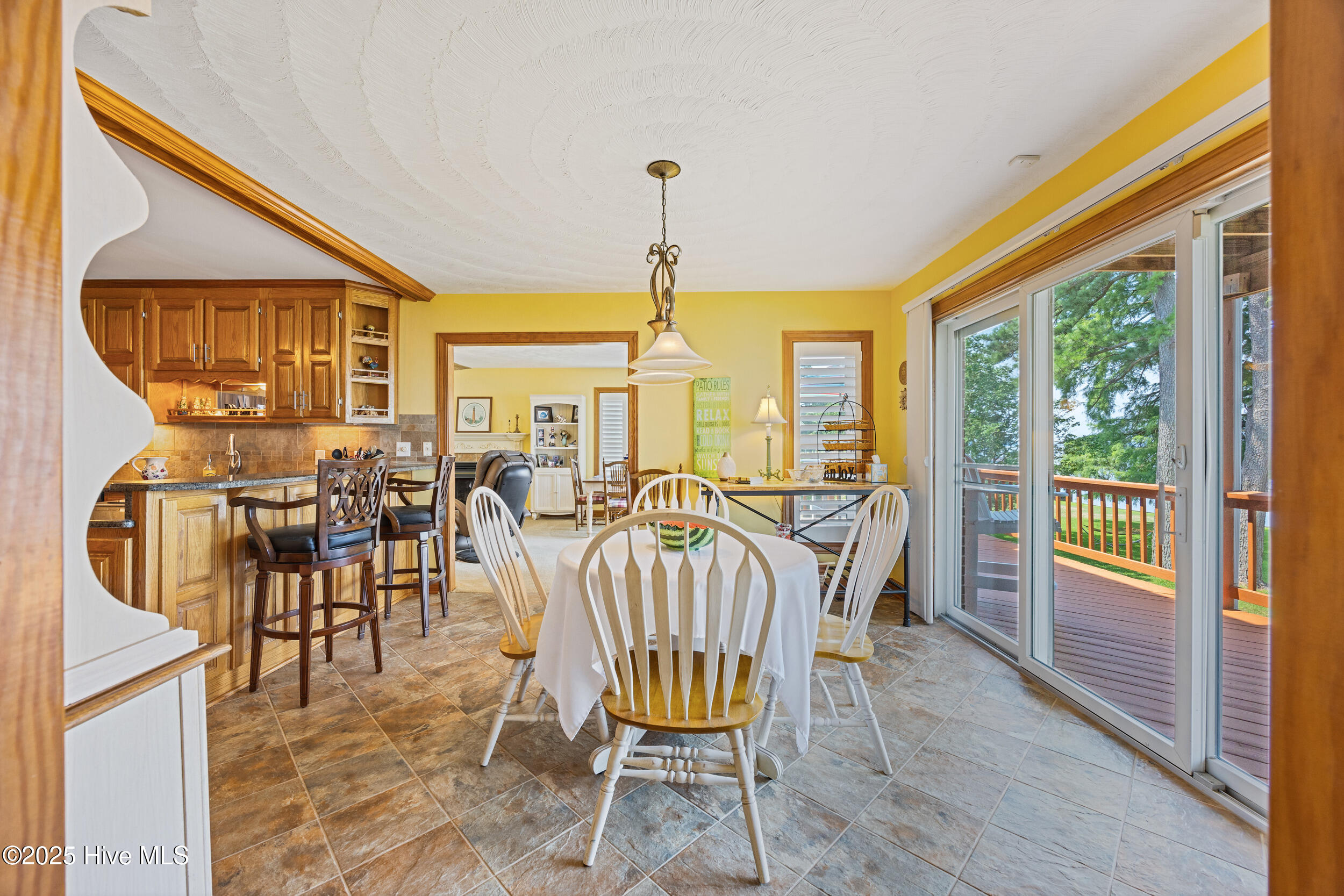 Eat-In Area plus Breakfast Bar