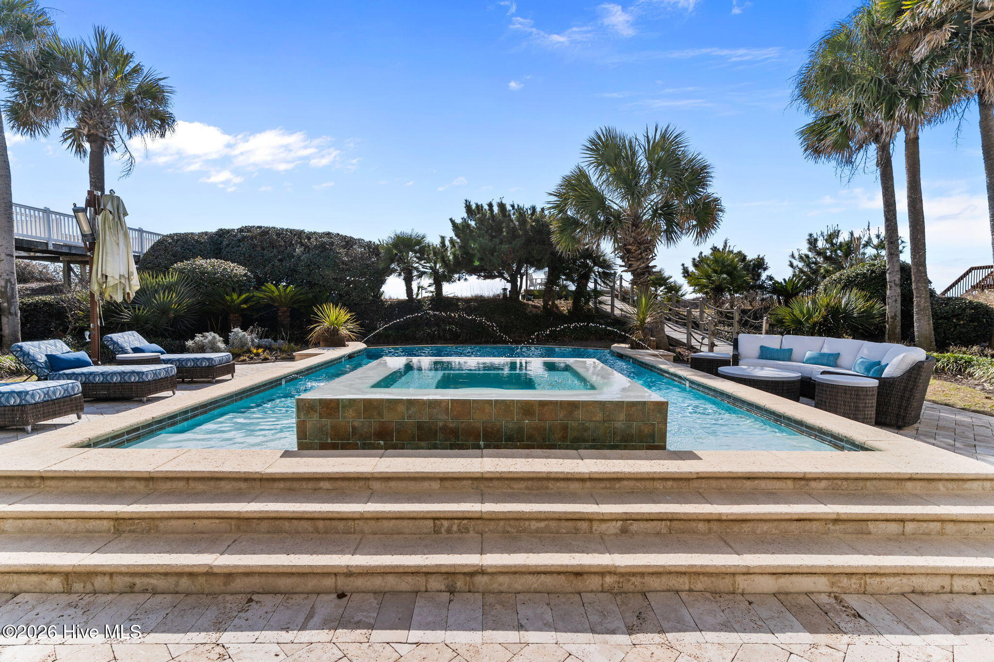 100552689 | Photo 98