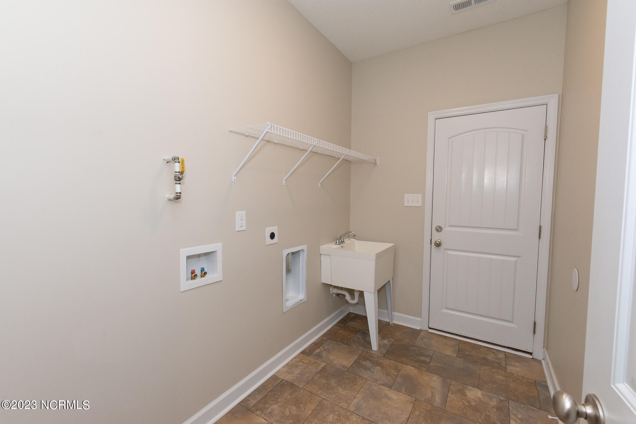 100543785 | Photo 40