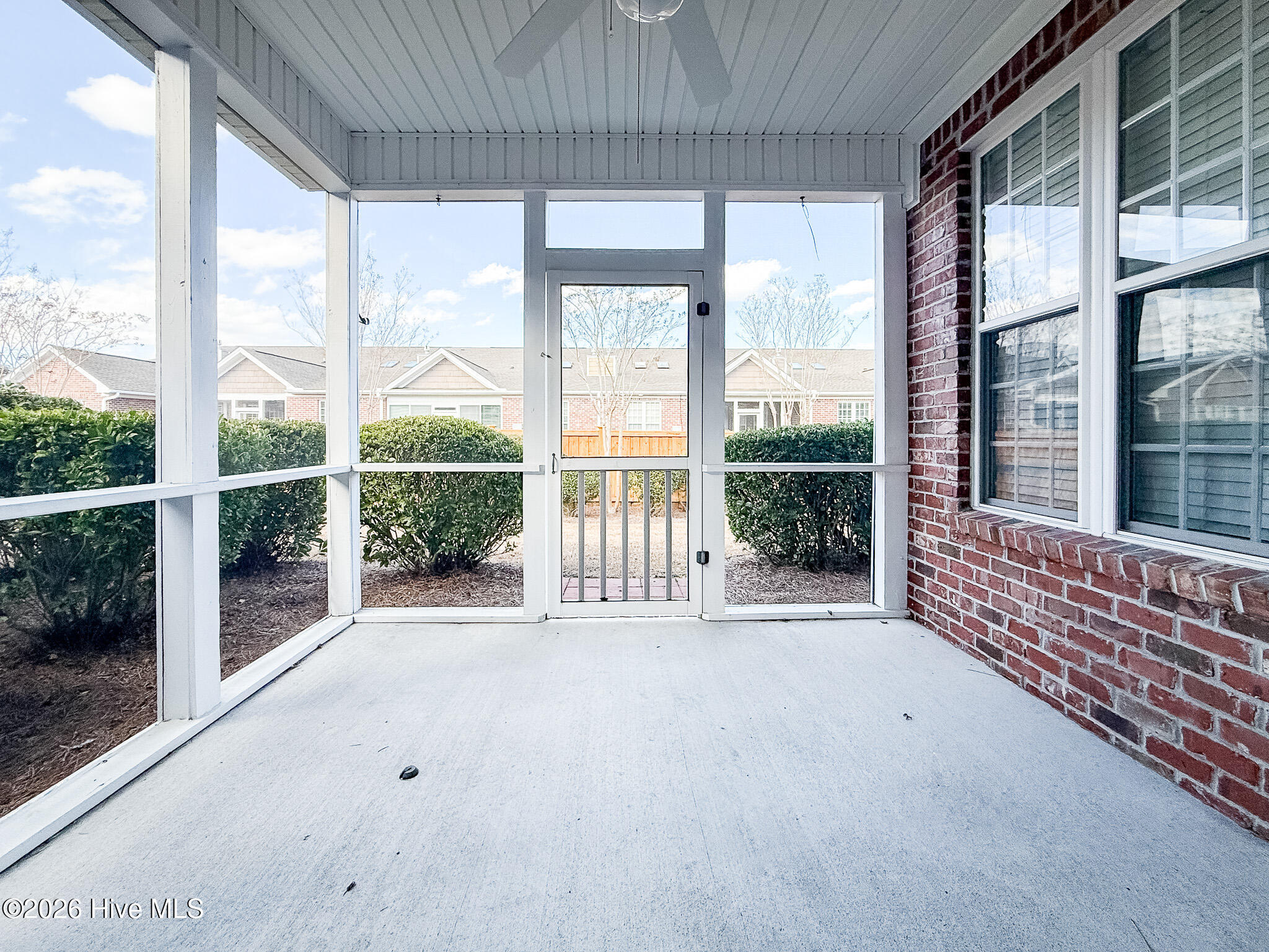 100548600 | Photo 24