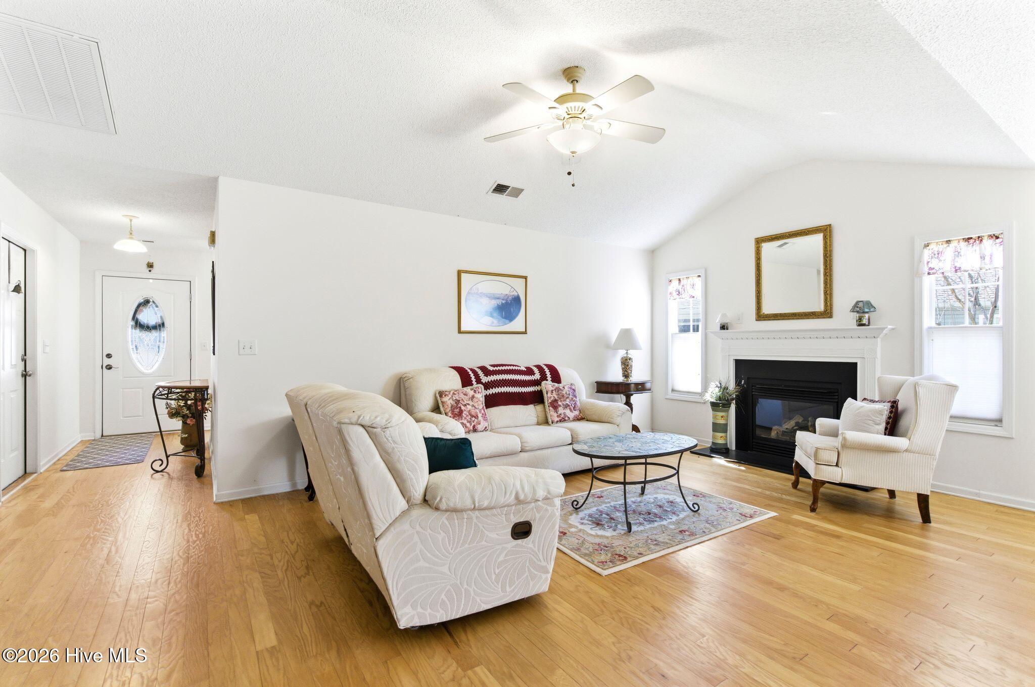 100562982 | Photo 11