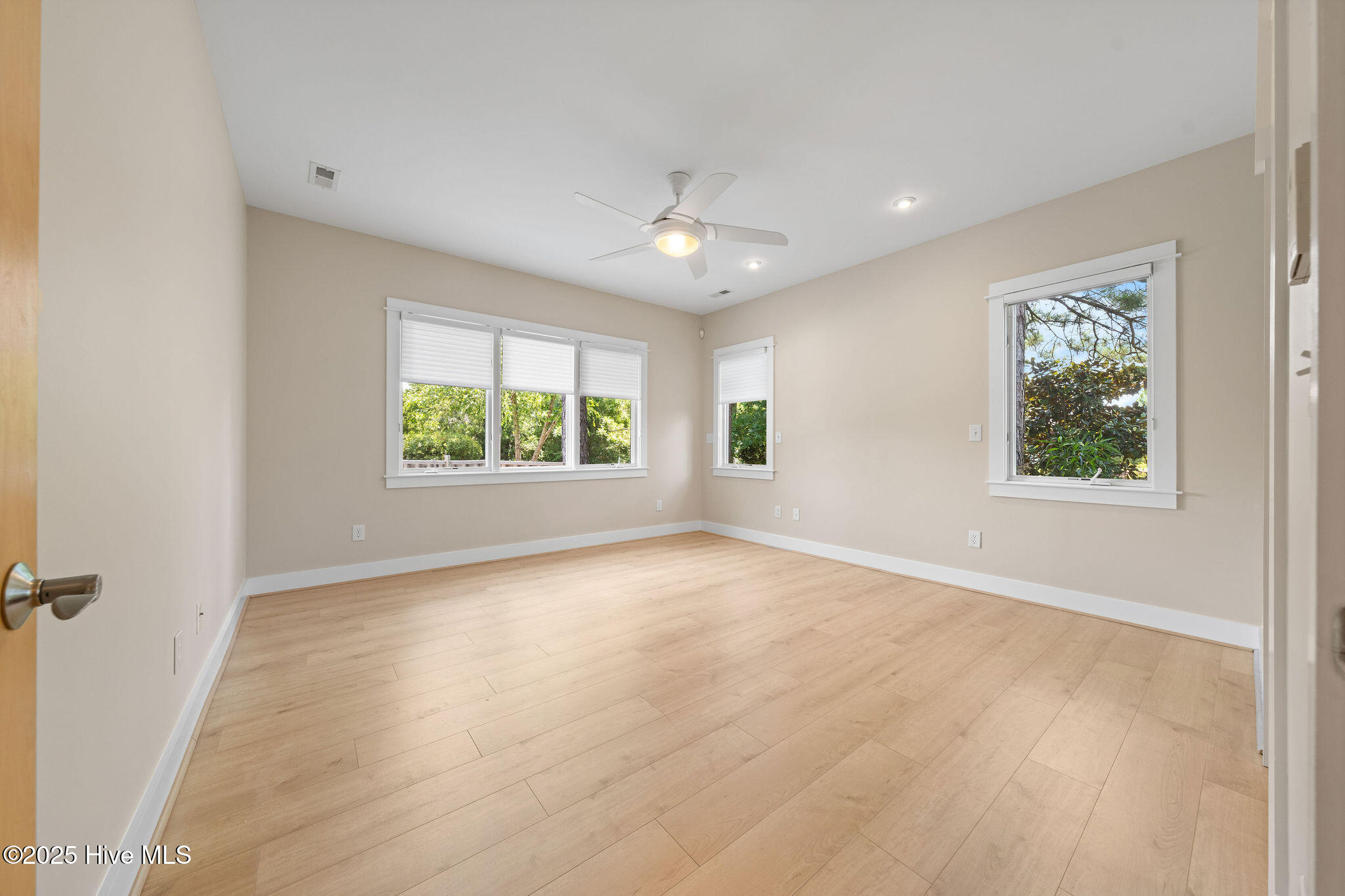 100516292 | Photo 23