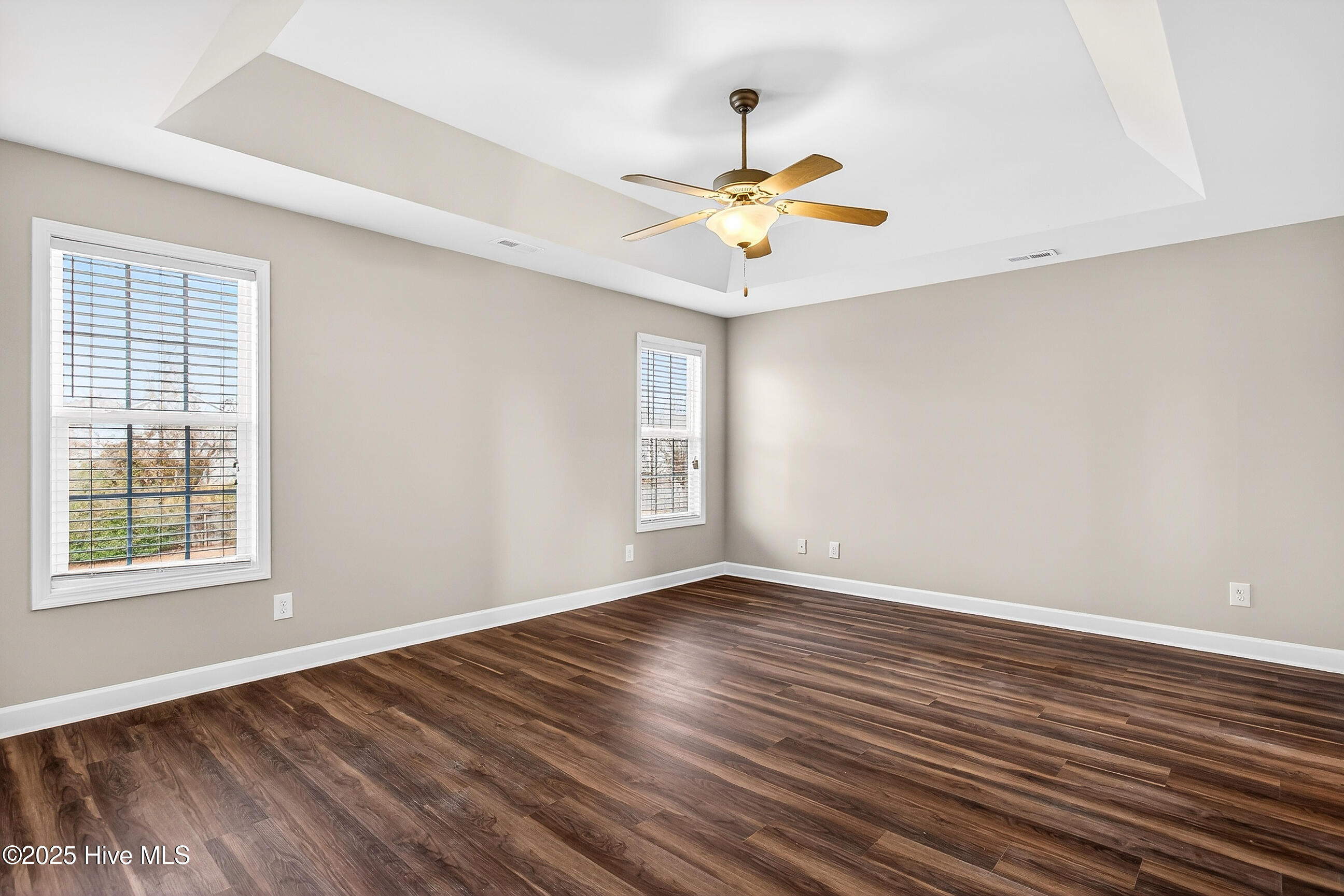 100547089 | Photo 23