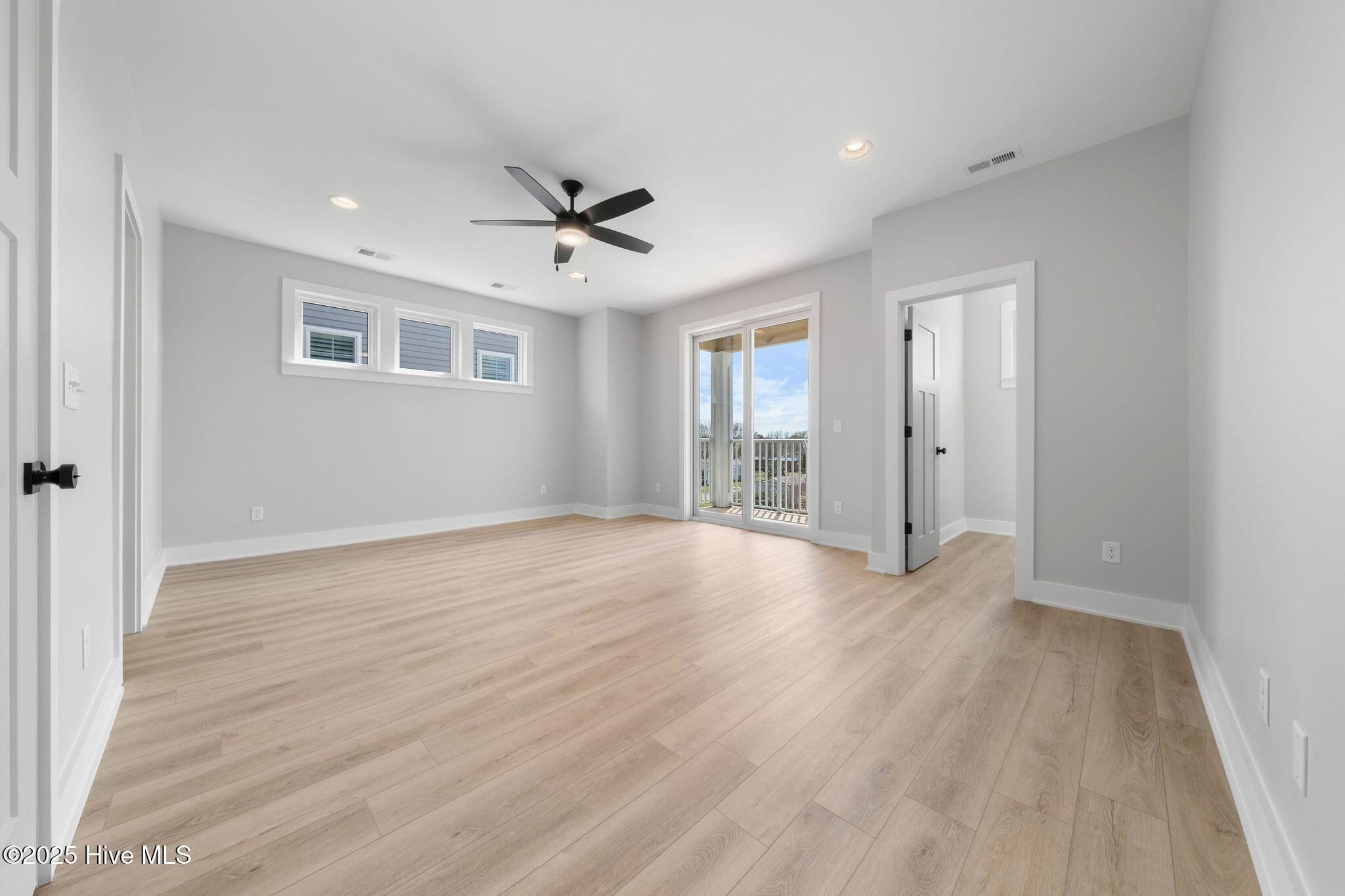 100493859 | Photo 16