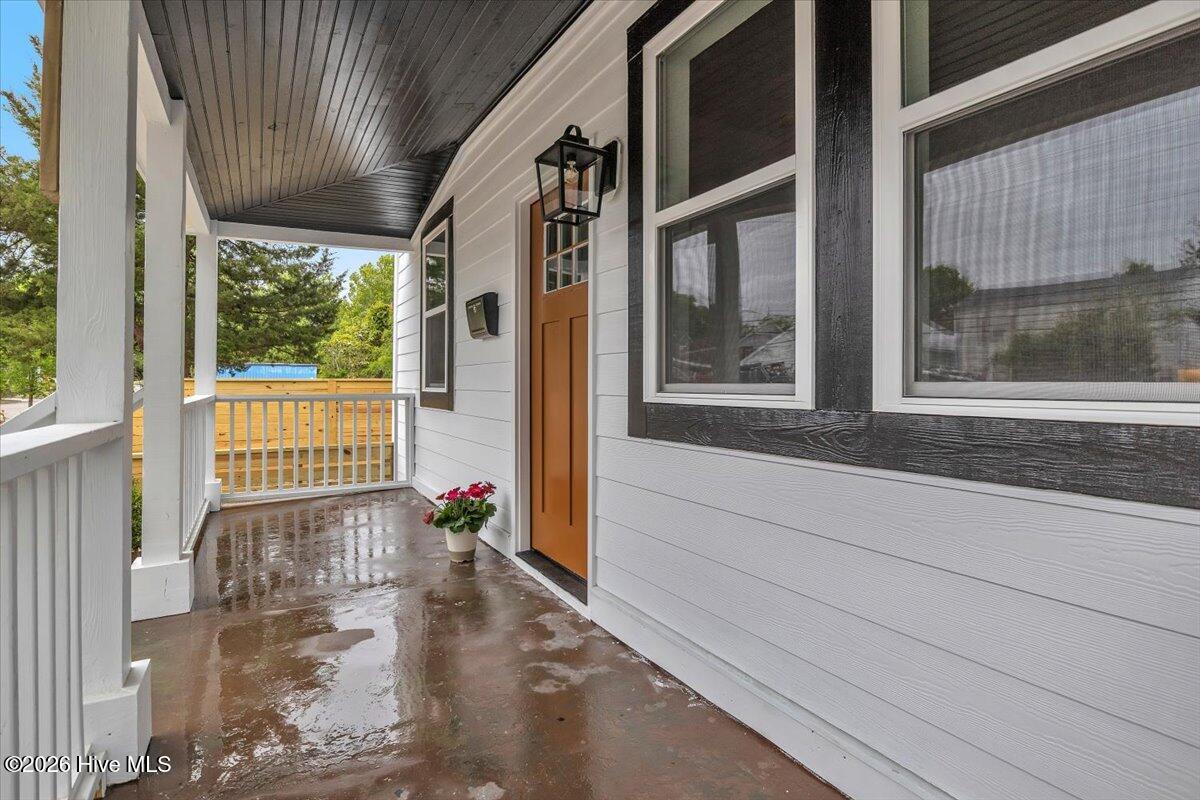 100570167 | Photo 30