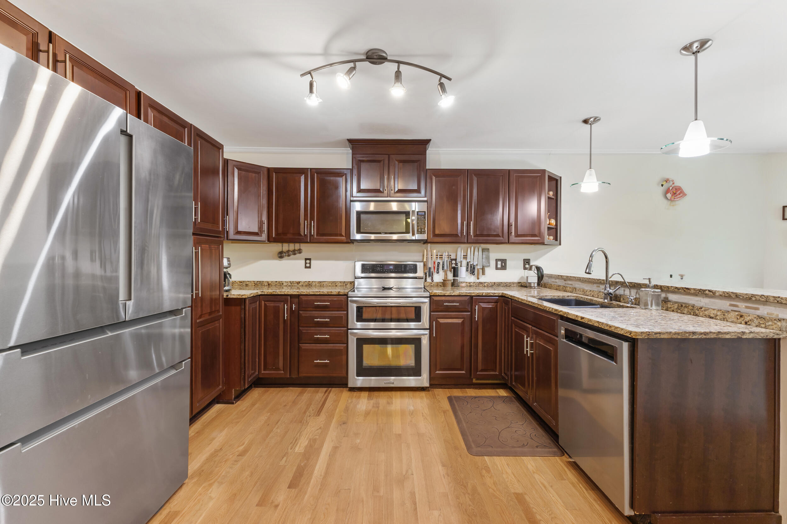 100533907 | Photo 11