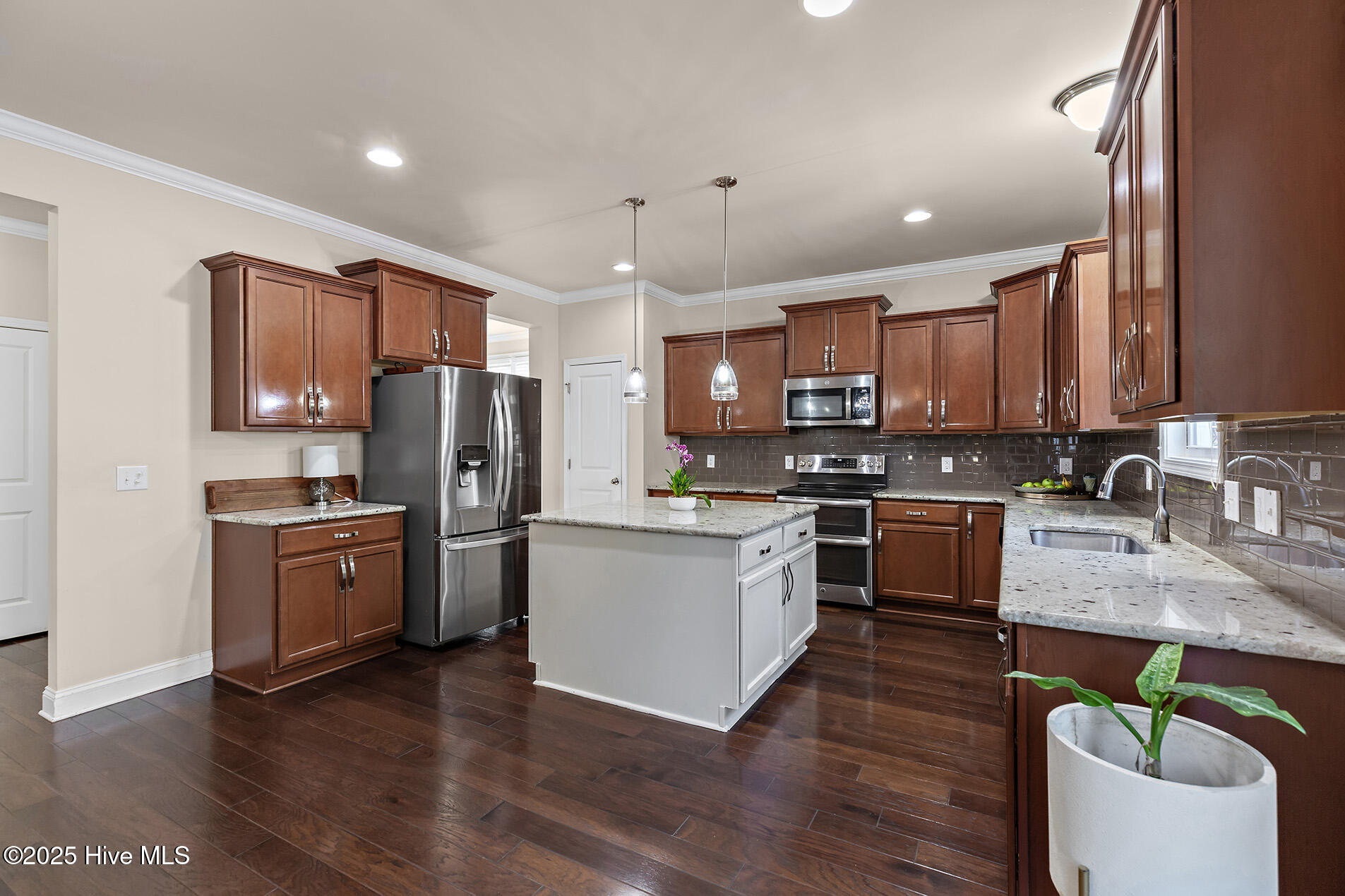 100531047 | Photo 17