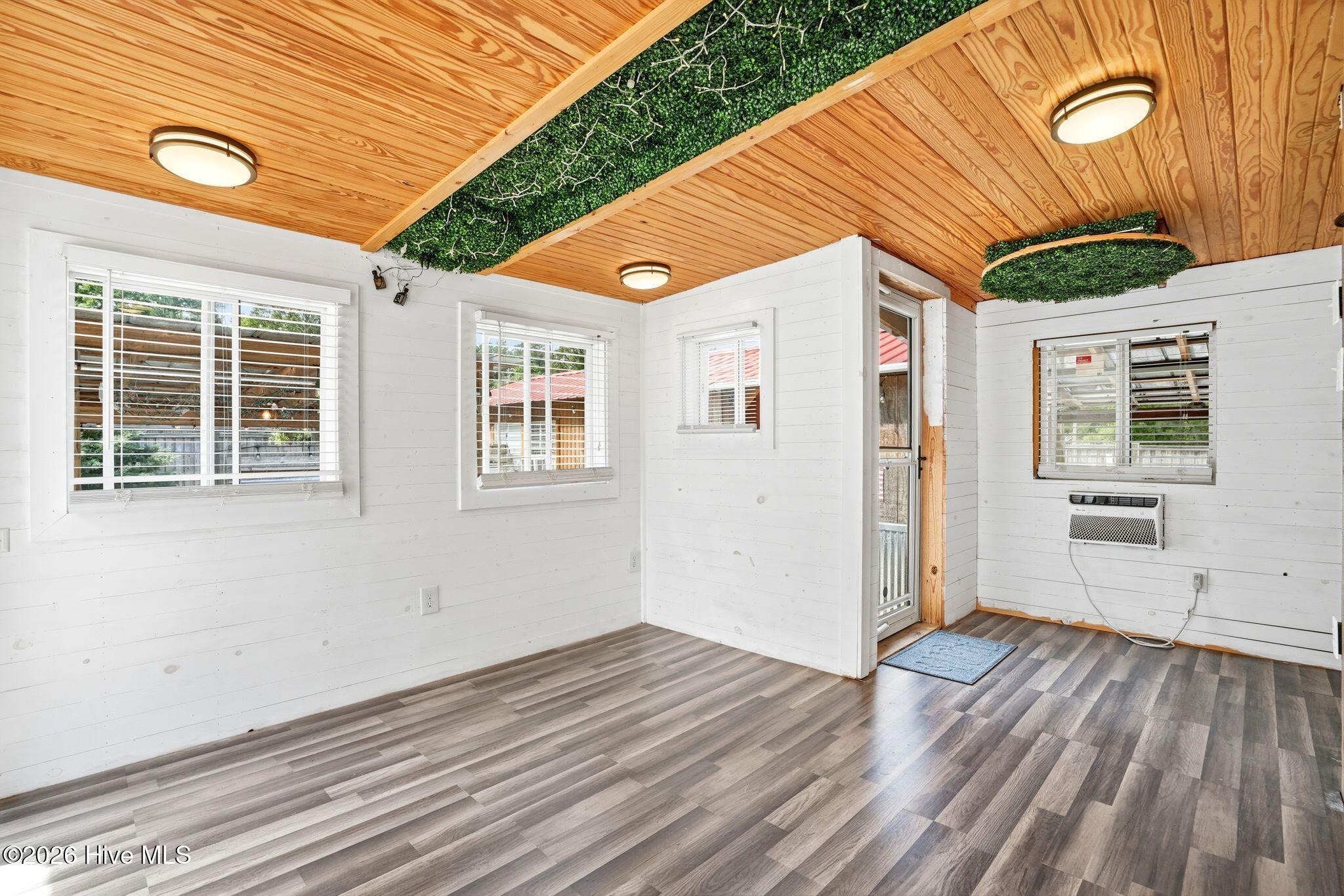 100570161 | Photo 22