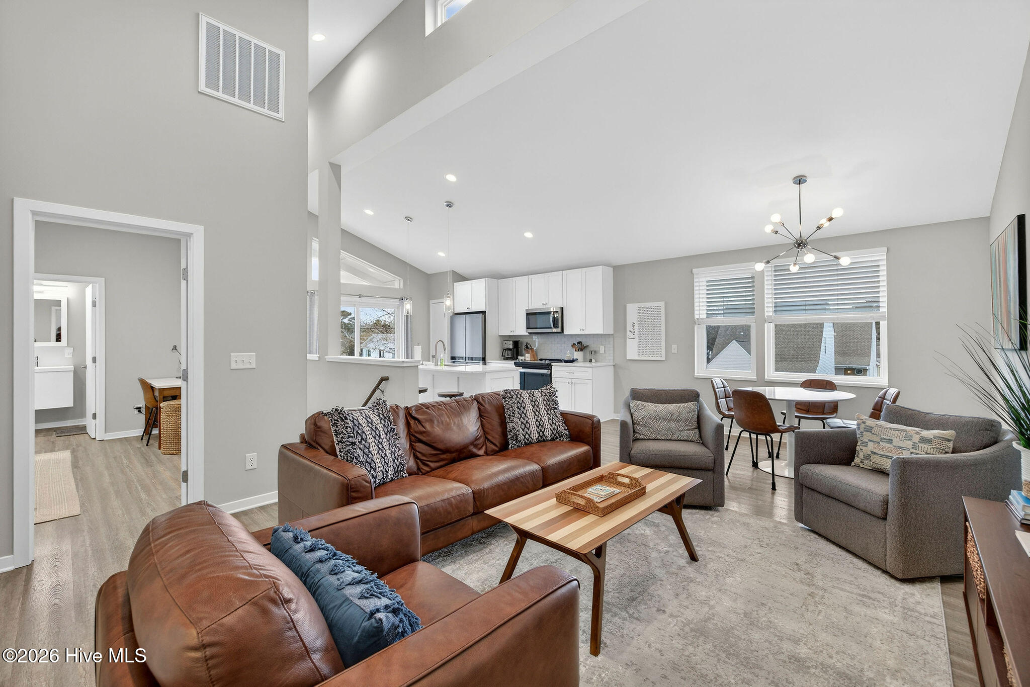 100551628 | Photo 11