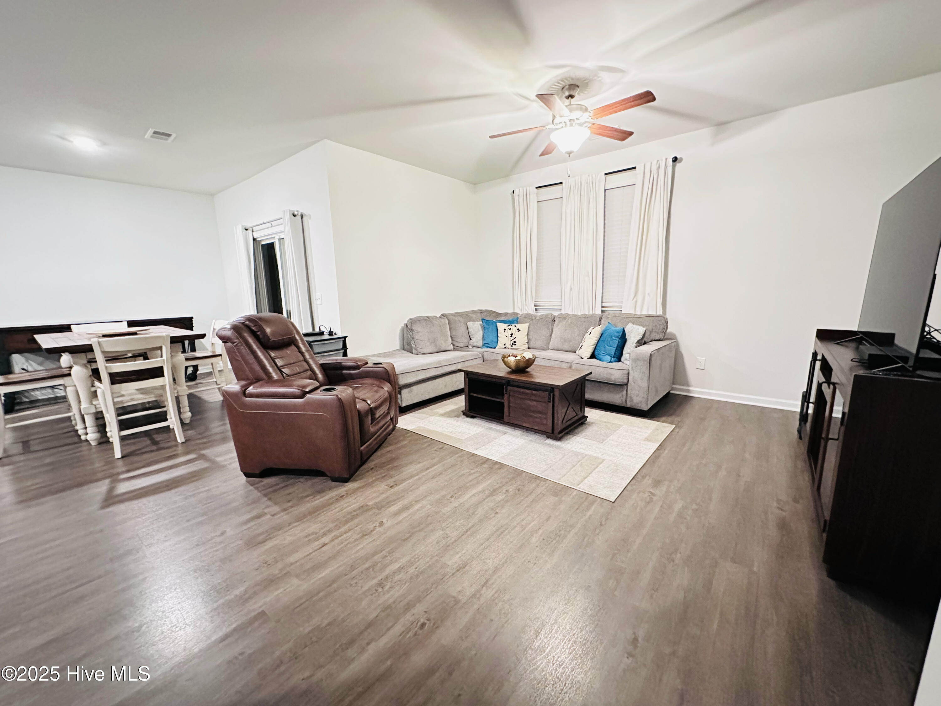 100525143 | Photo 44