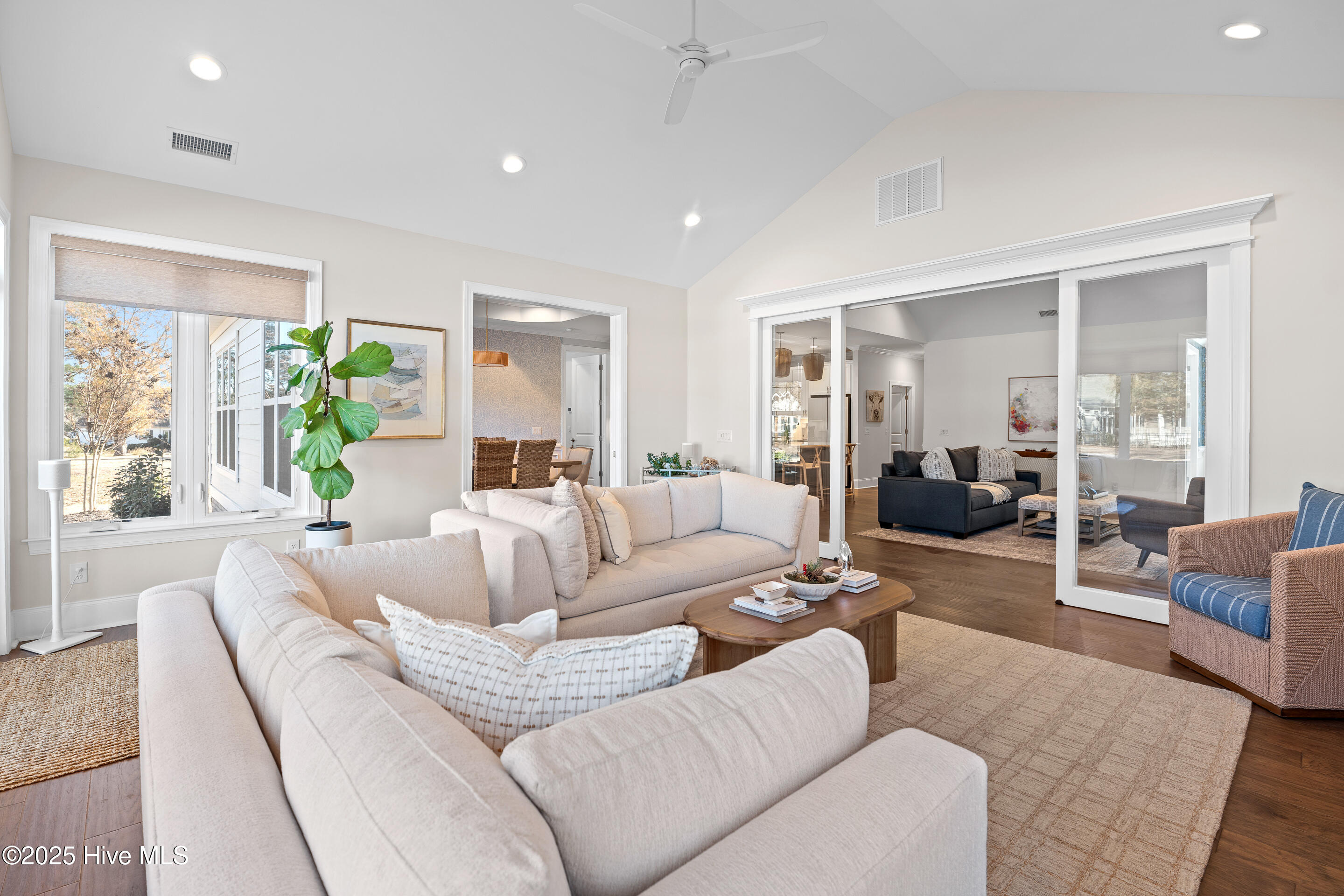 100545902 | Photo 54