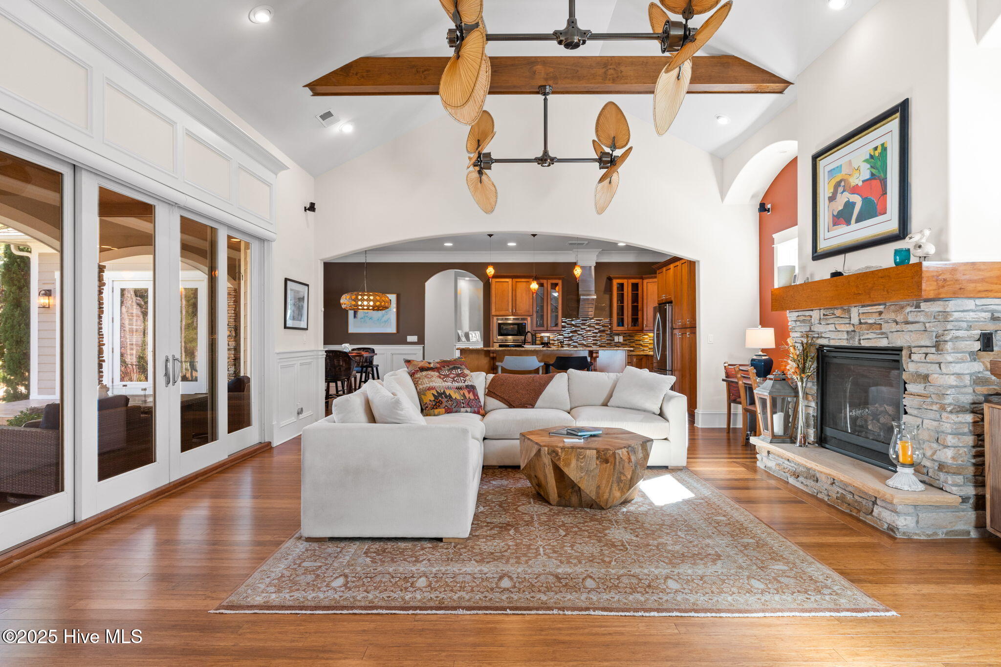 100540302 | Photo 25