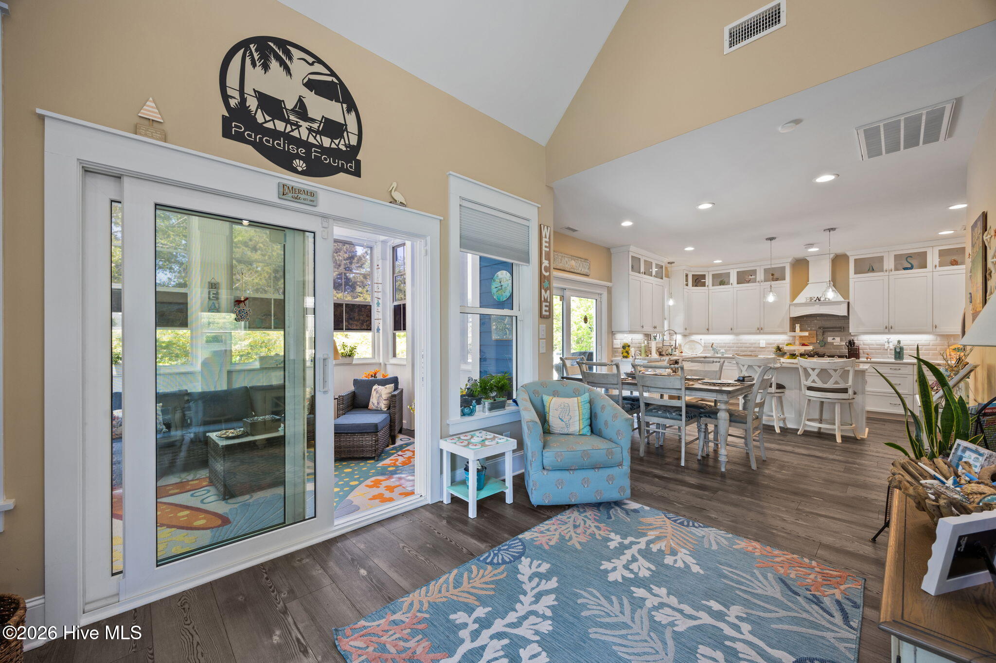 100567463 | Photo 20