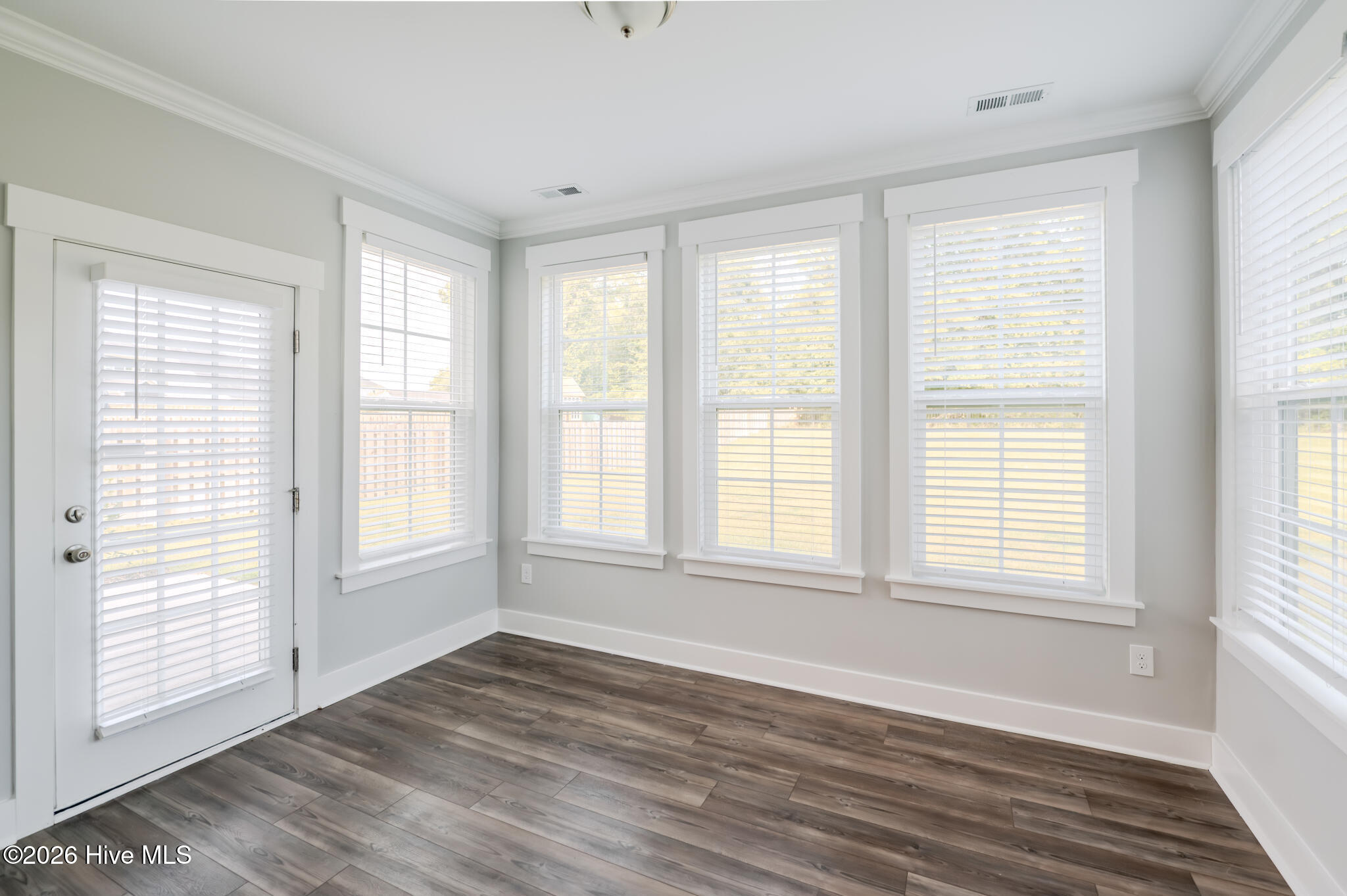 100567790 | Photo 32