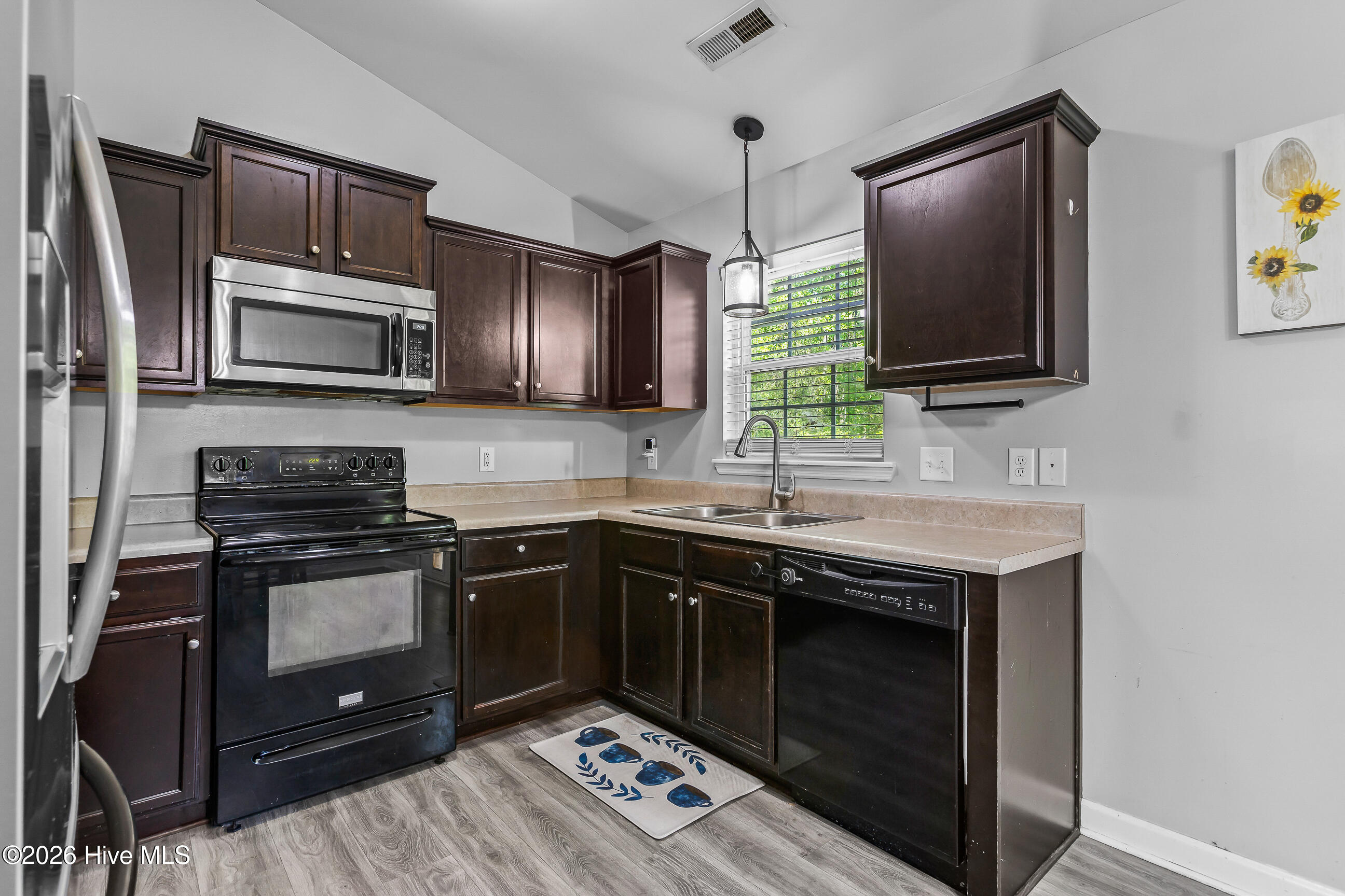 100568370 | Photo 11