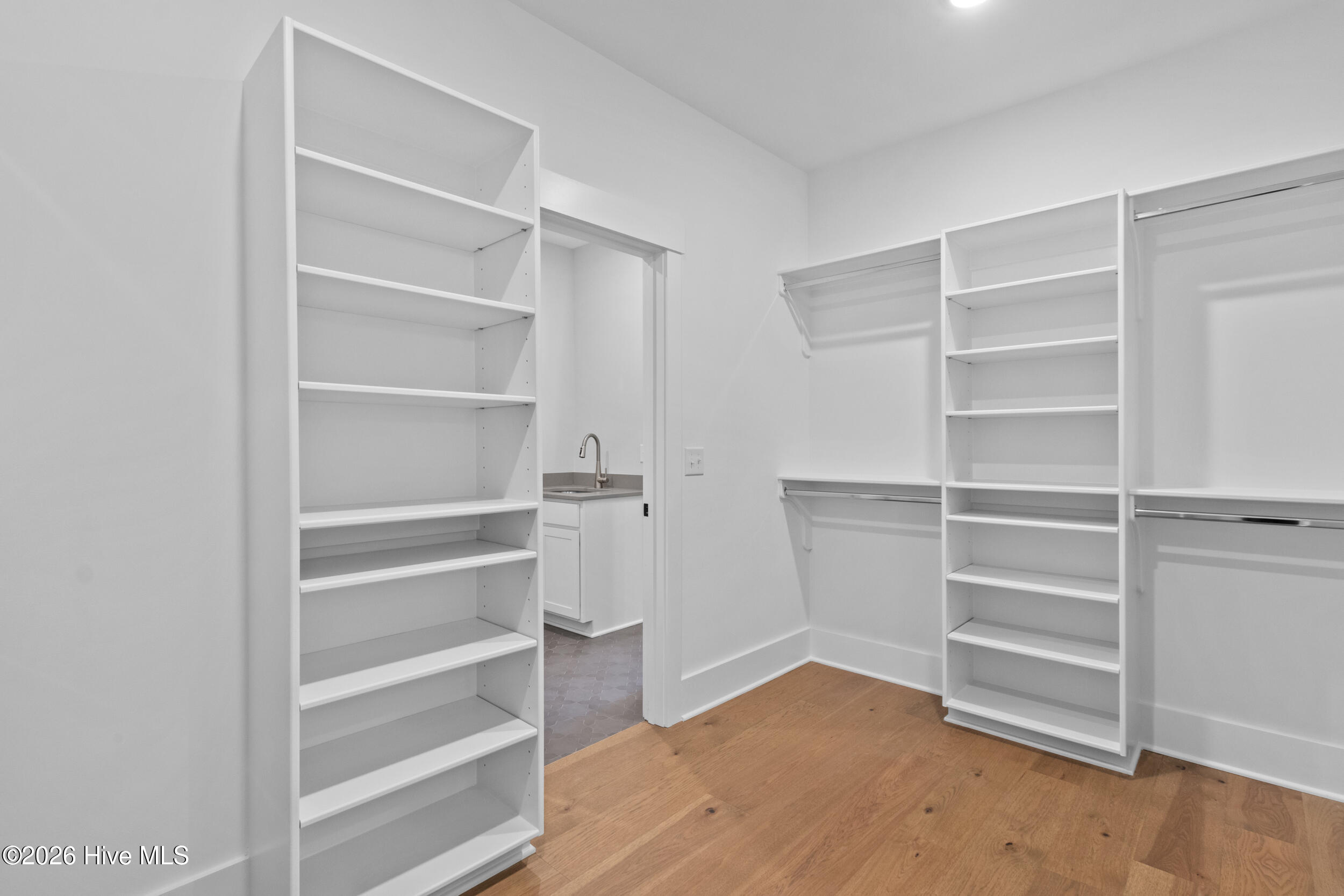 100568514 | Photo 25