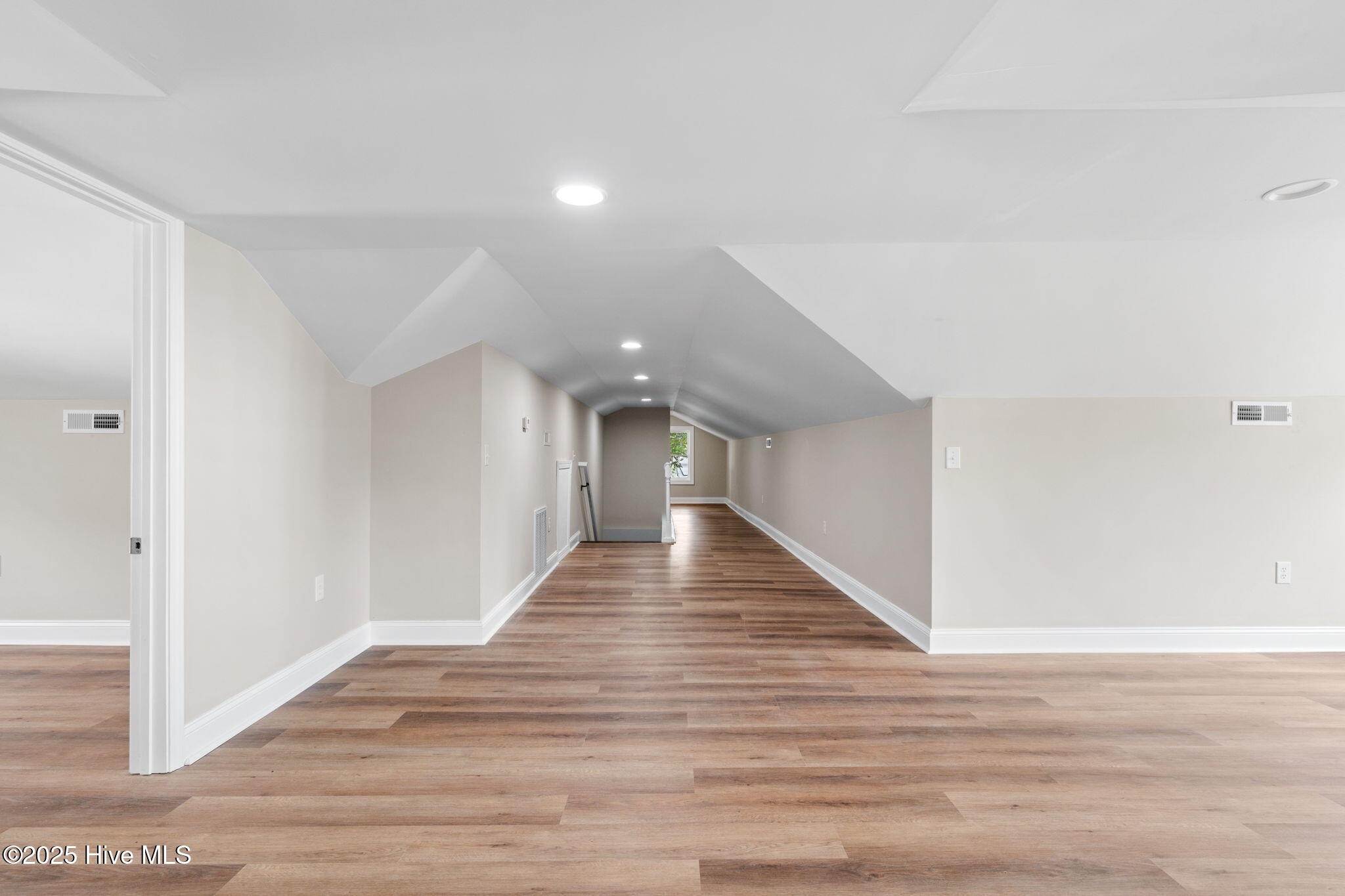 100533933 | Photo 37