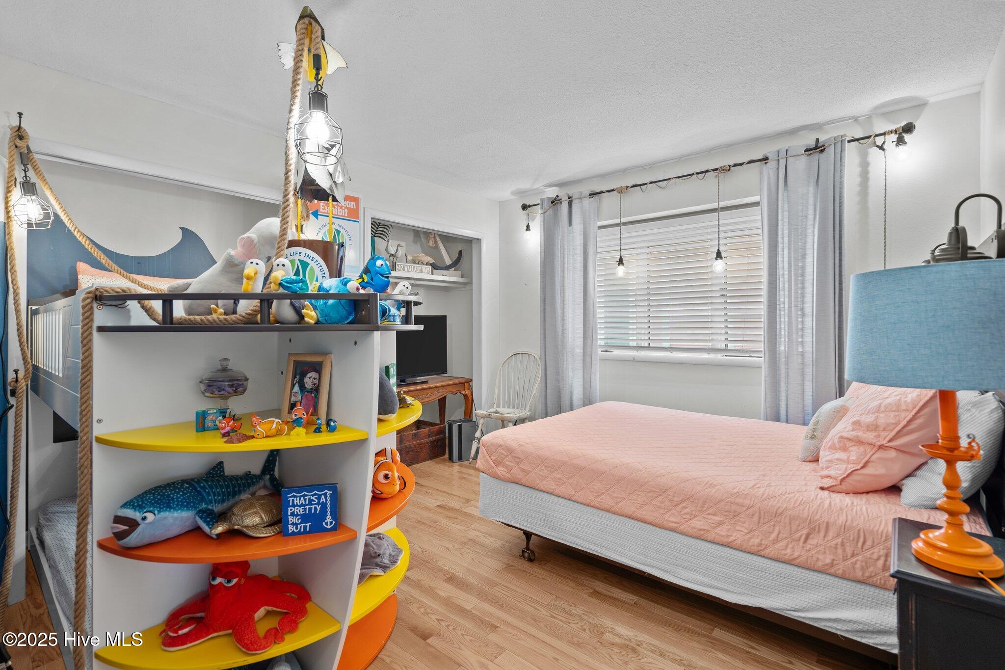 100564100 | Photo 34