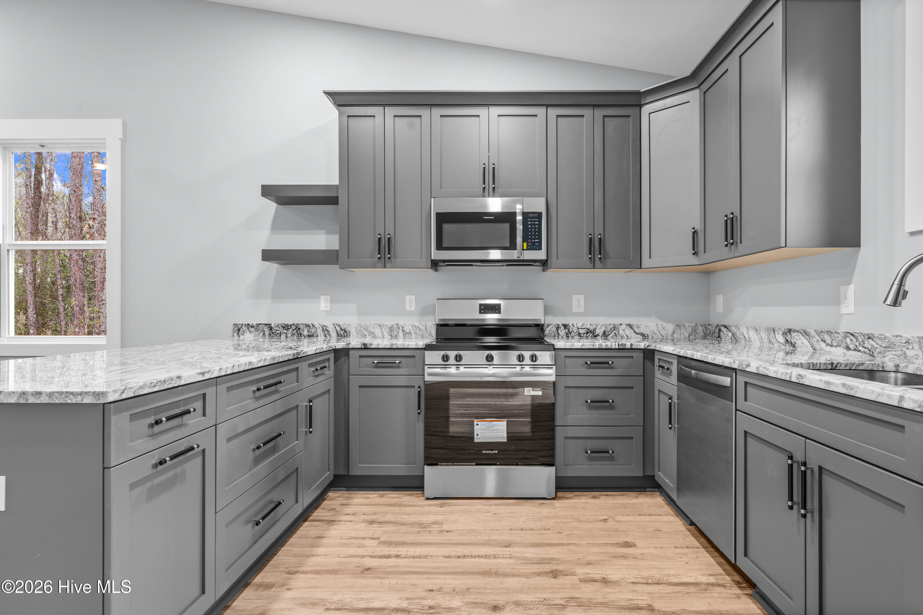 100523589 | Photo 13