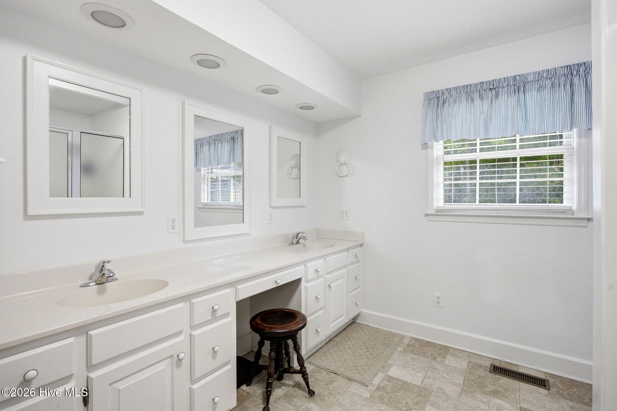 100570604 | Photo 20