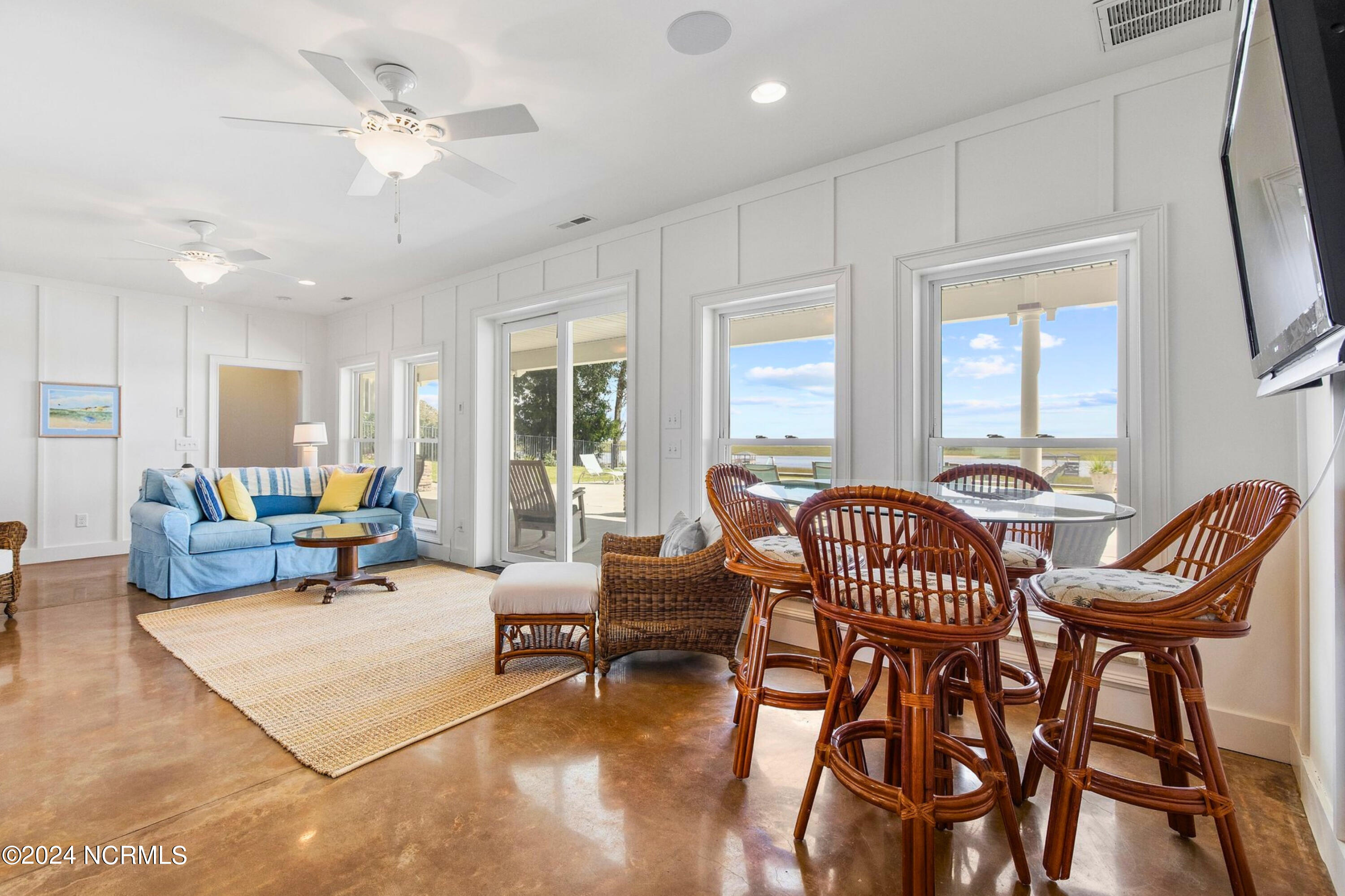 100553128 | Photo 54