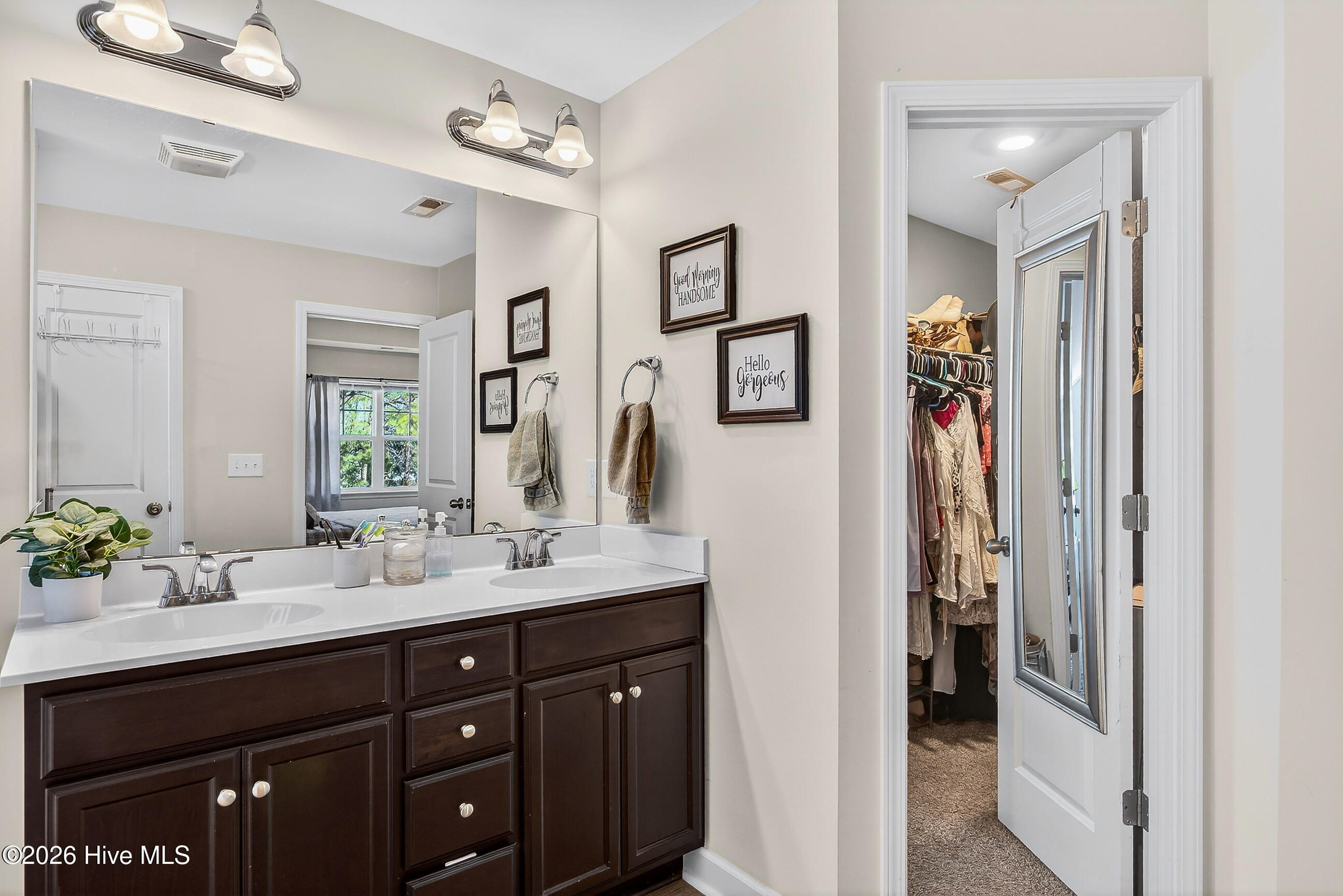 100558080 | Photo 25