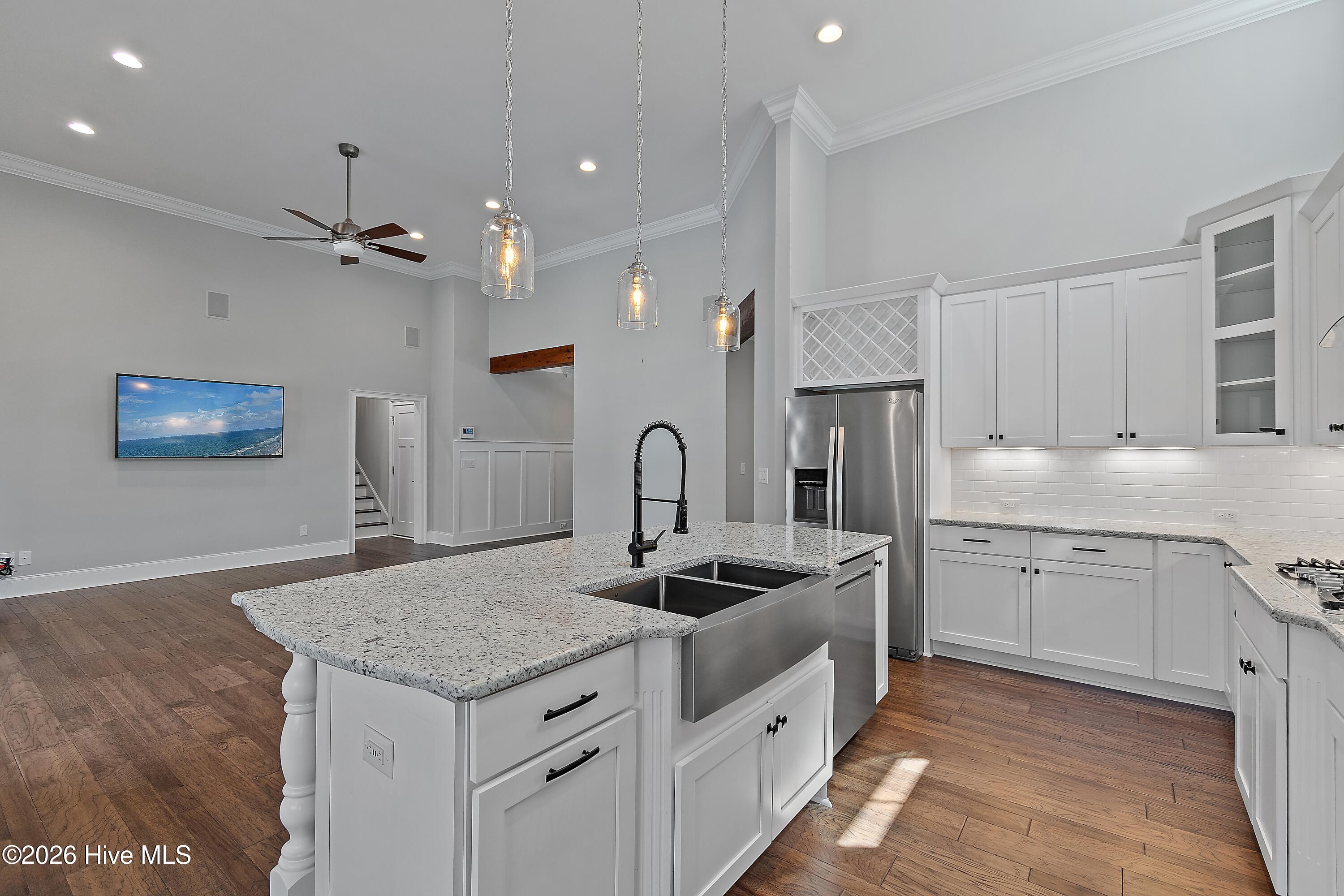 100564386 | Photo 23