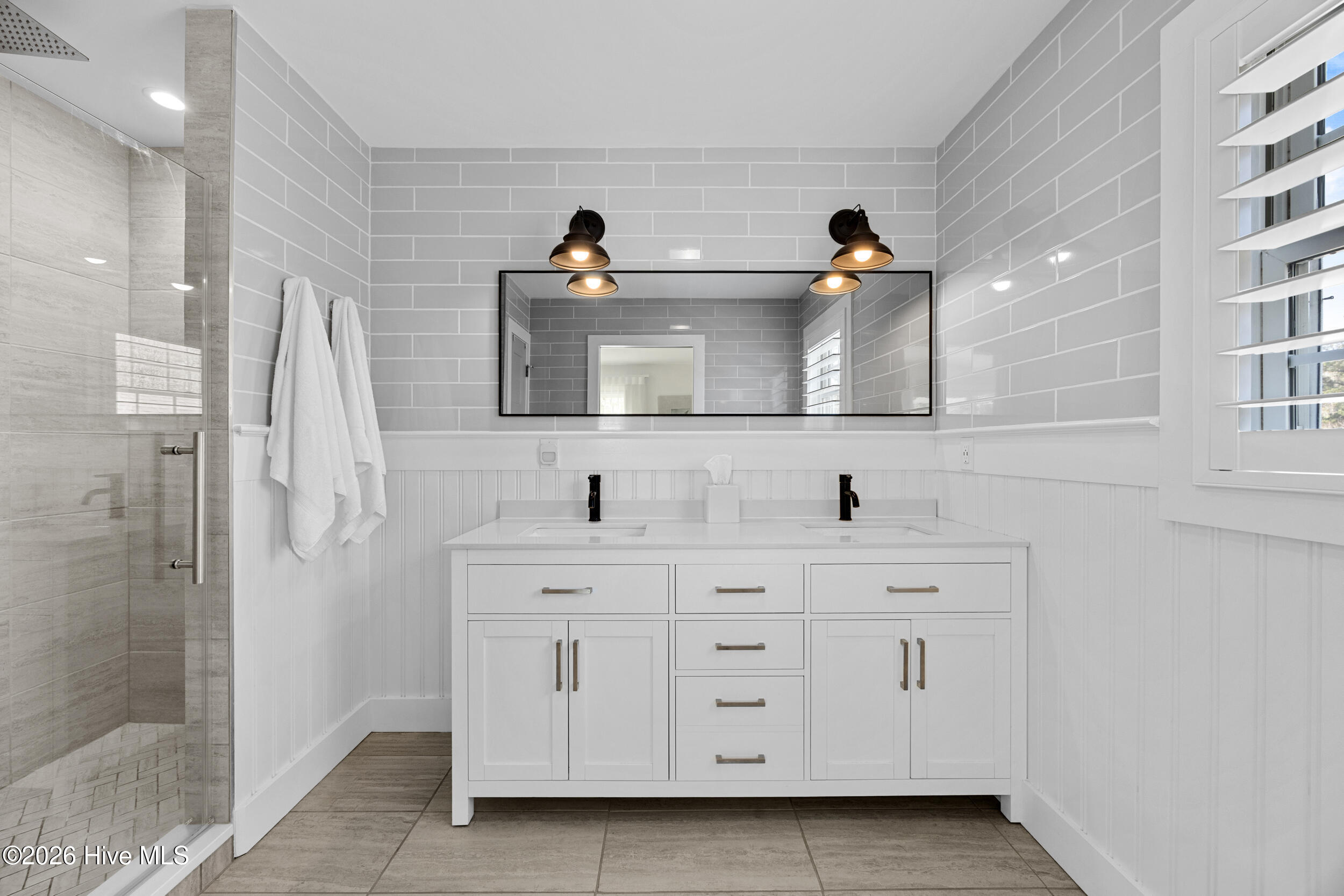 100562849 | Photo 38