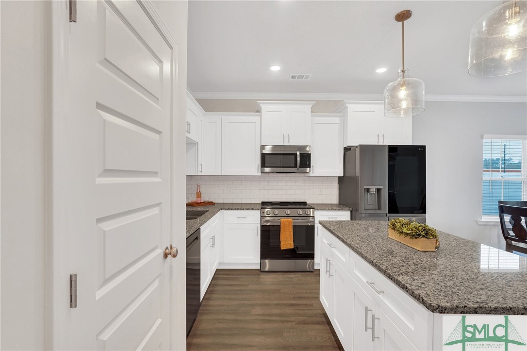 Photo is of another unit and does not represent the design selections in all units.