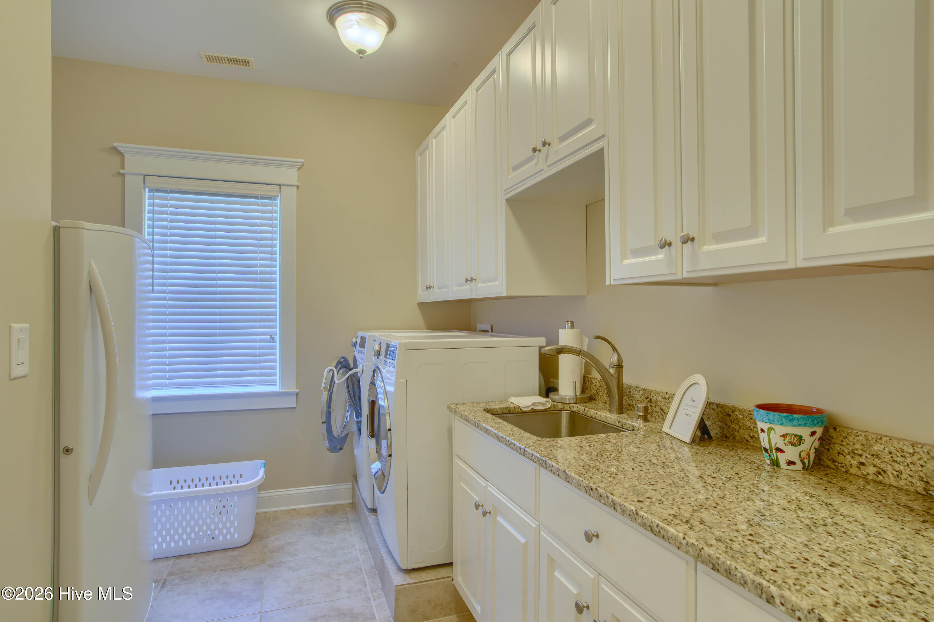 100549111 | Photo 62