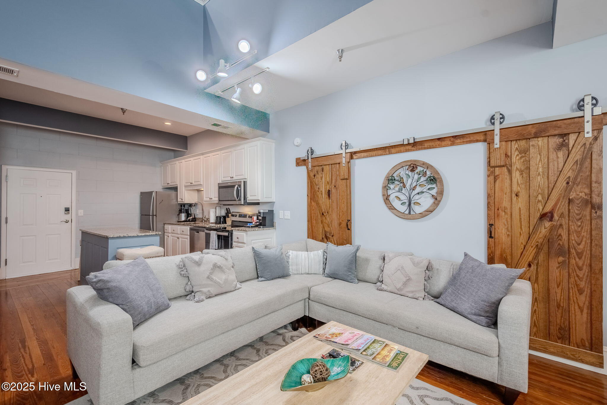 100484650 | Photo 10